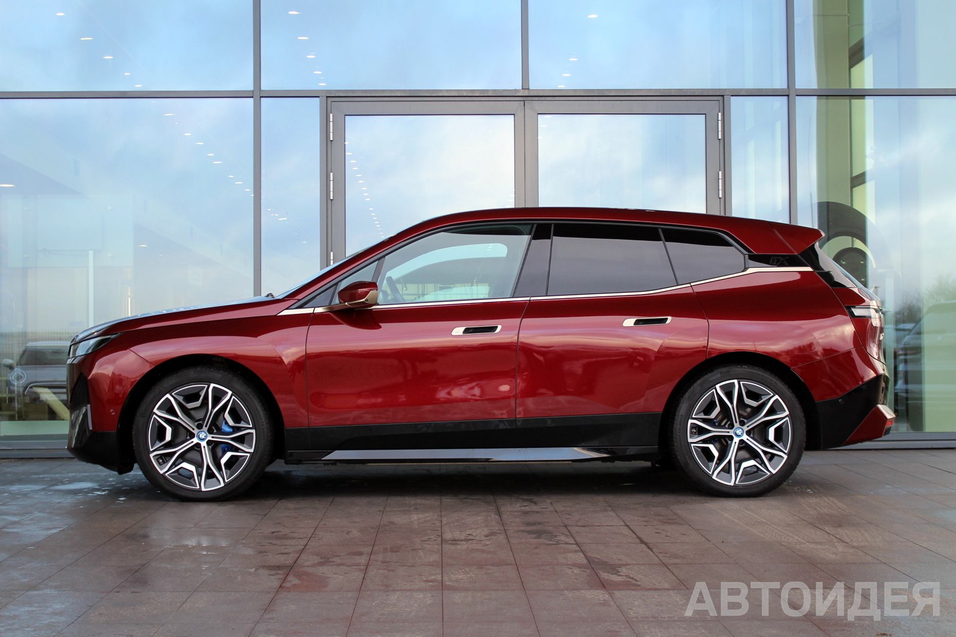 BMW i iX xDrive50 фото 2