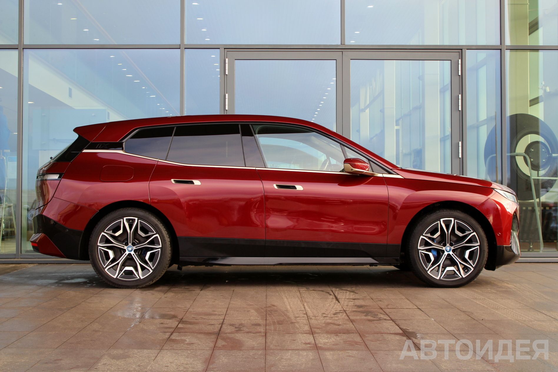 BMW i iX xDrive50 фото 3