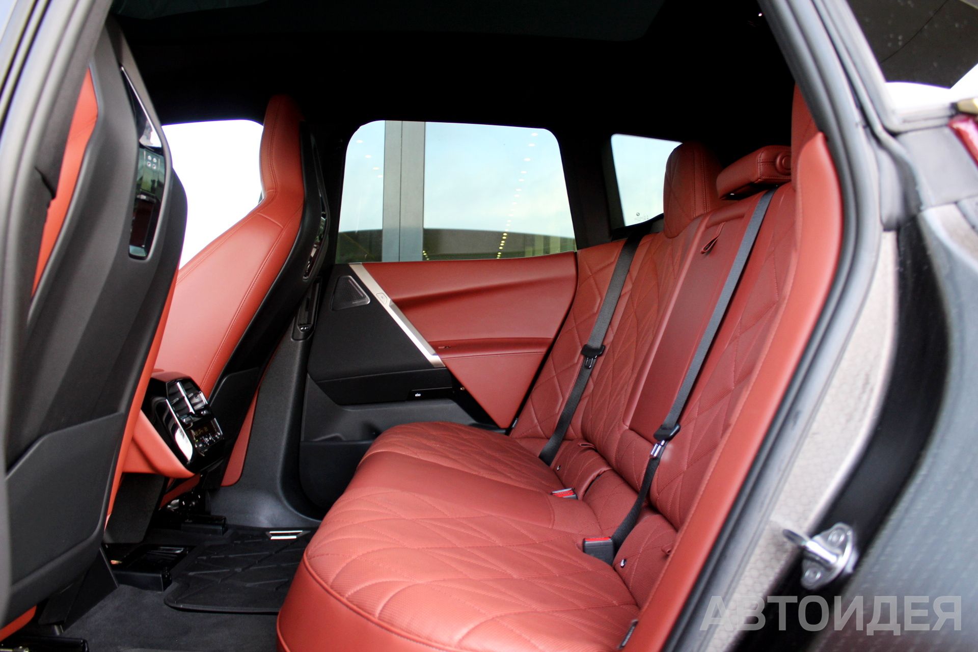 BMW i iX xDrive50 фото 25