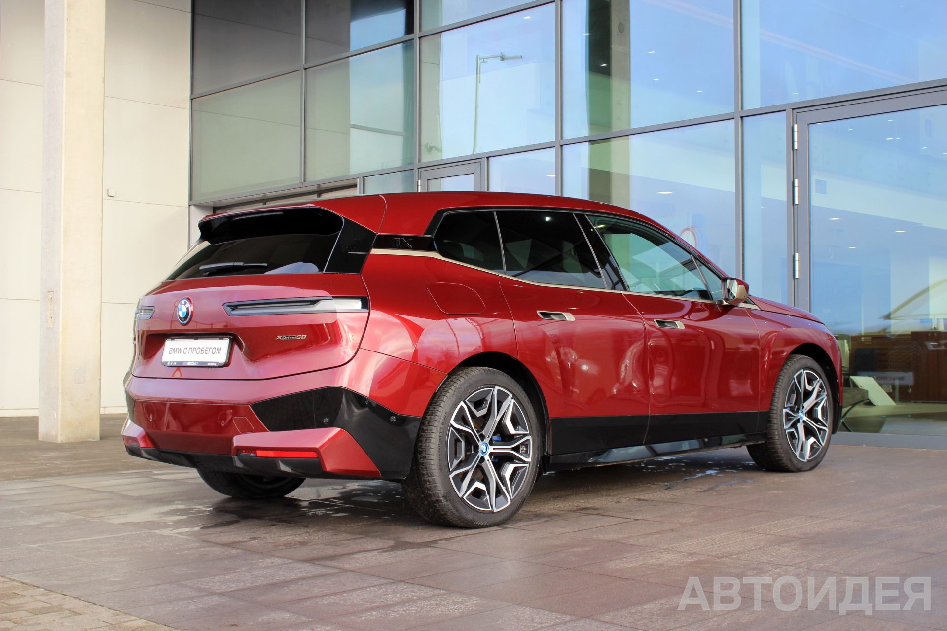 BMW i iX xDrive50 фото 1