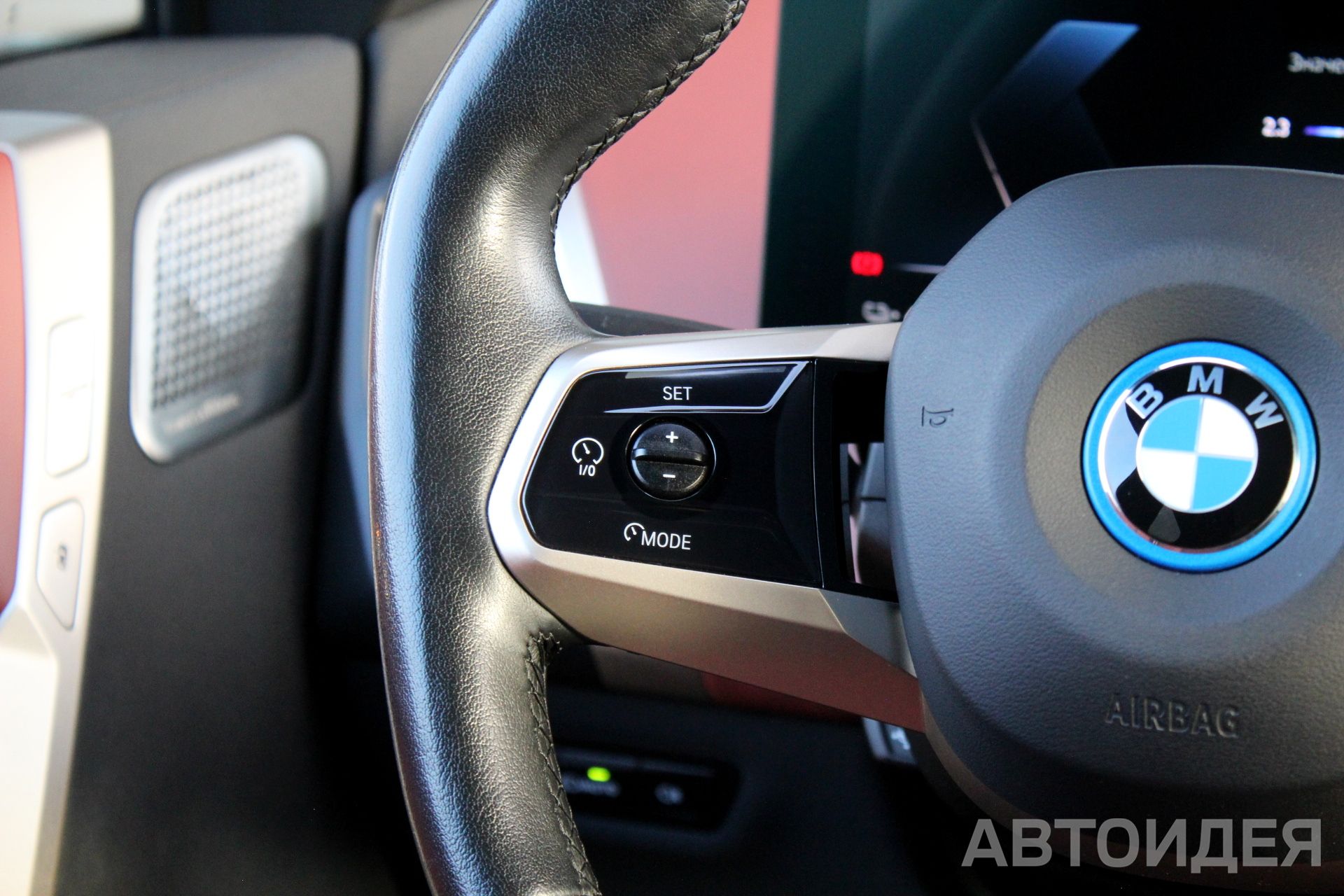 BMW i iX xDrive50 фото 10