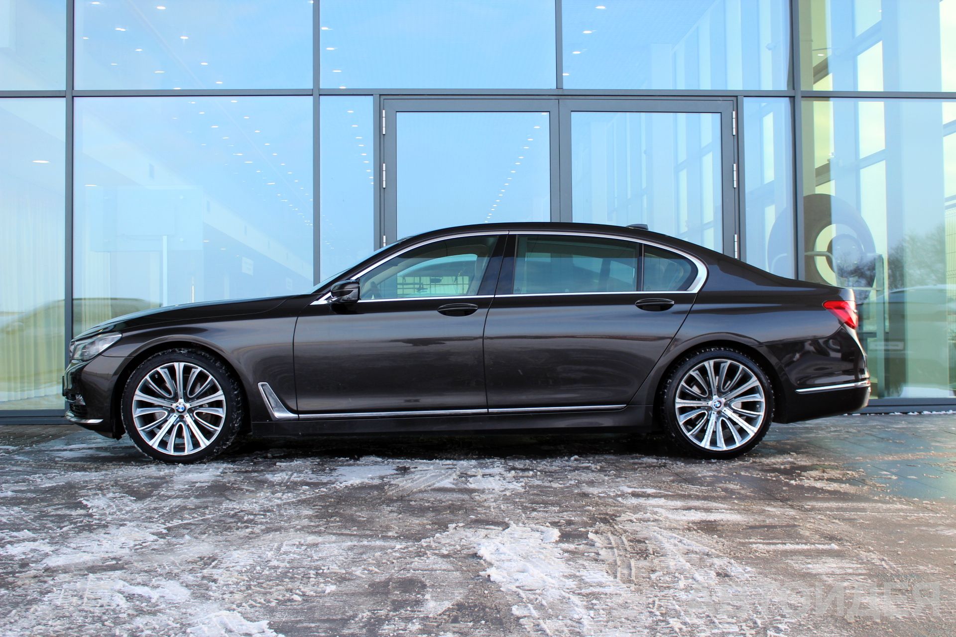 BMW 750Li xDrive Sedan фото 2