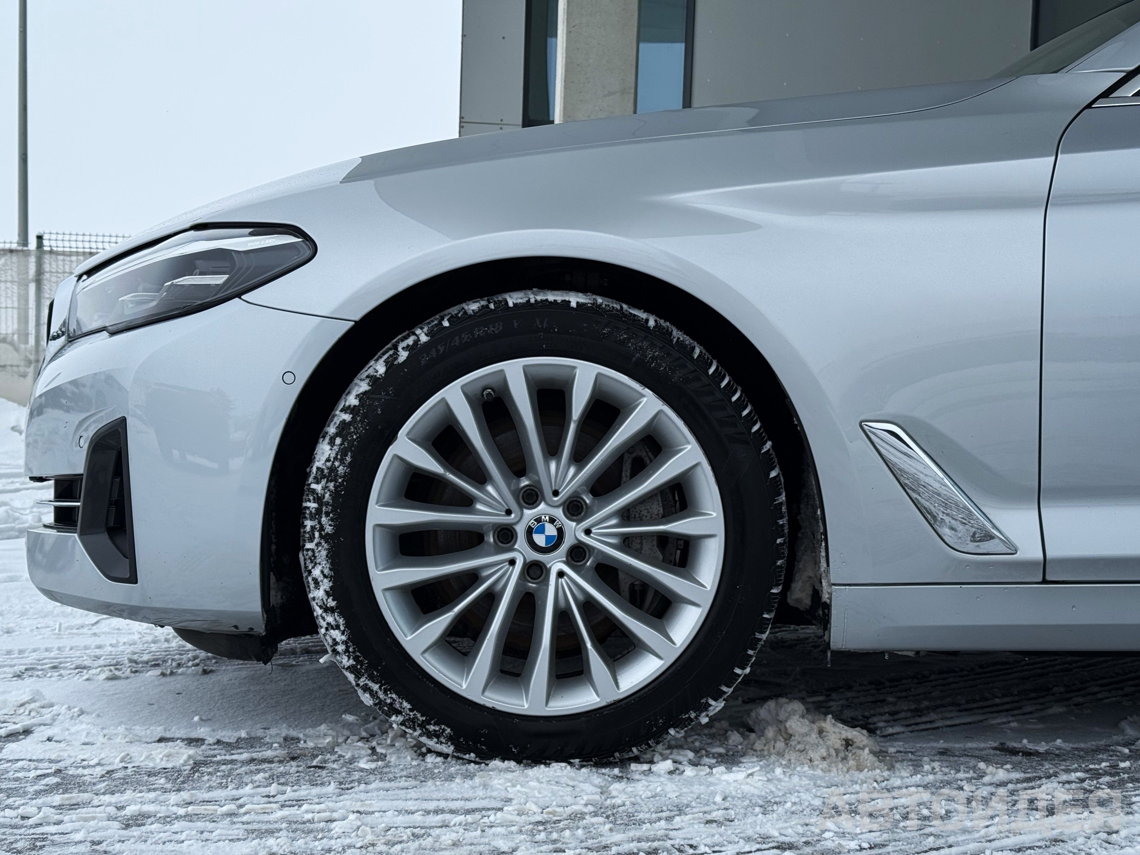 BMW 530d xDrive Sedan Серебристый ледник металлик фото 27