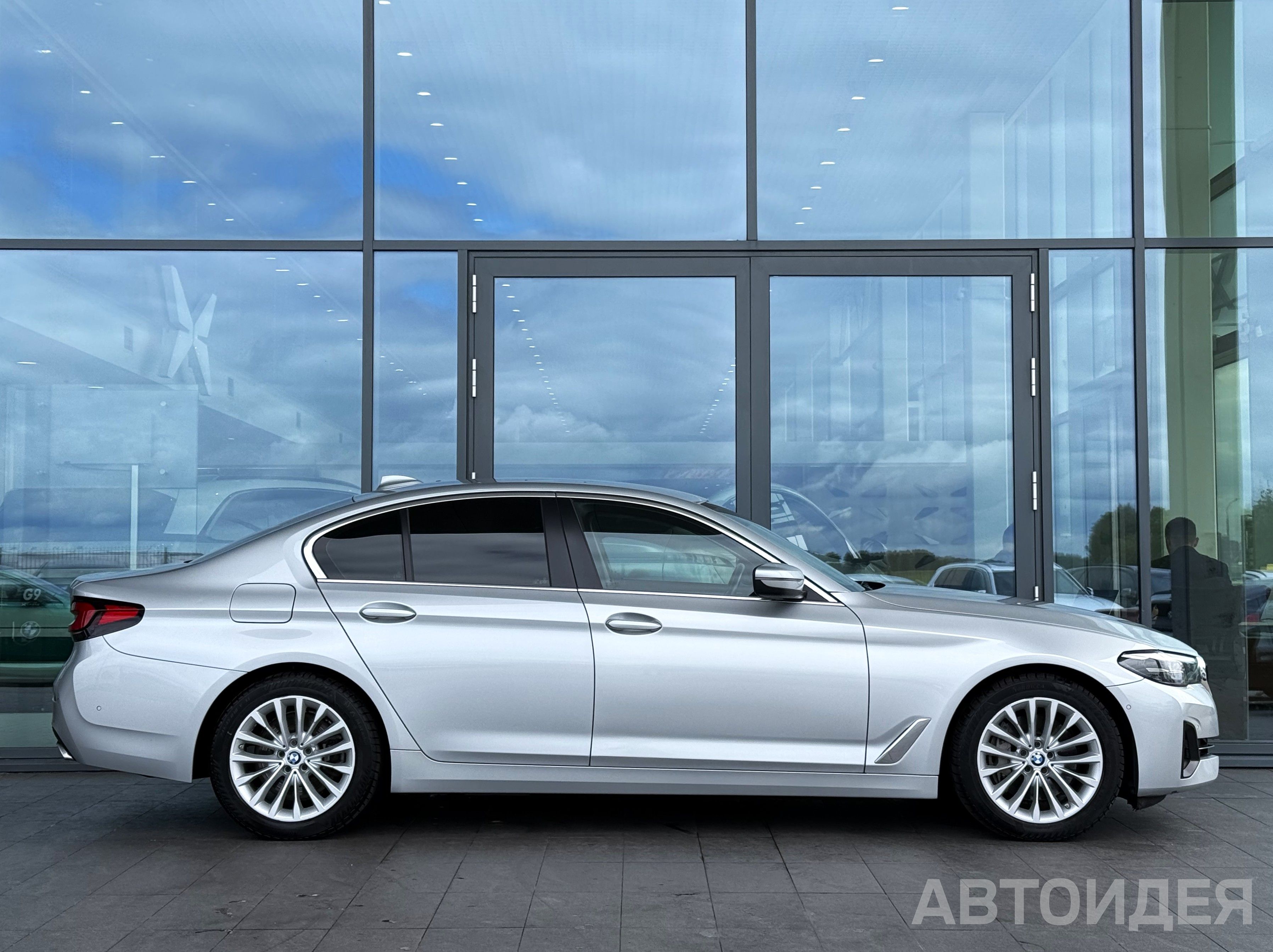 BMW 530d xDrive Sedan Серебристый ледник металлик фото 2