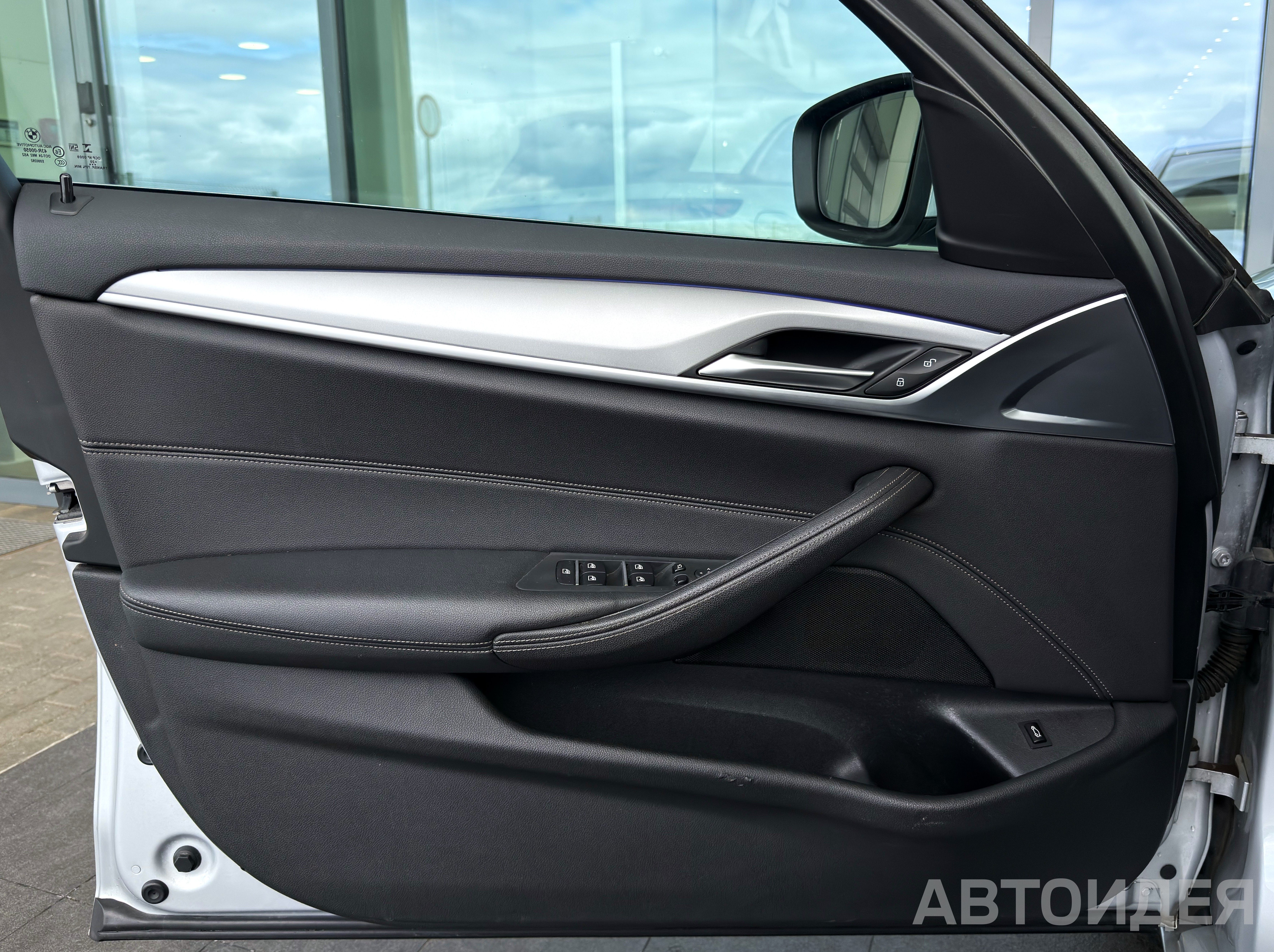 BMW 530d xDrive Sedan Серебристый ледник металлик фото 11