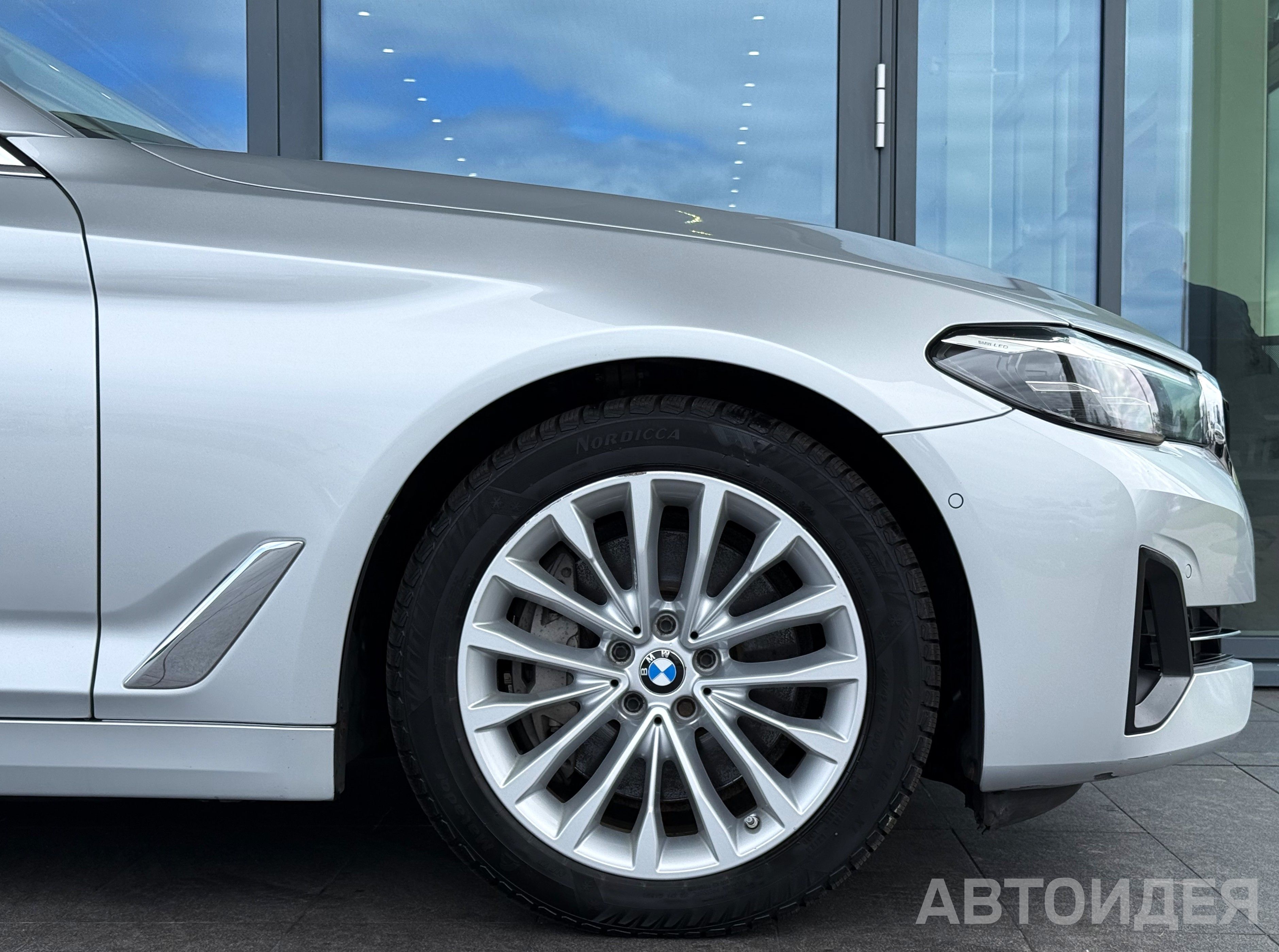 BMW 530d xDrive Sedan Серебристый ледник металлик фото 27
