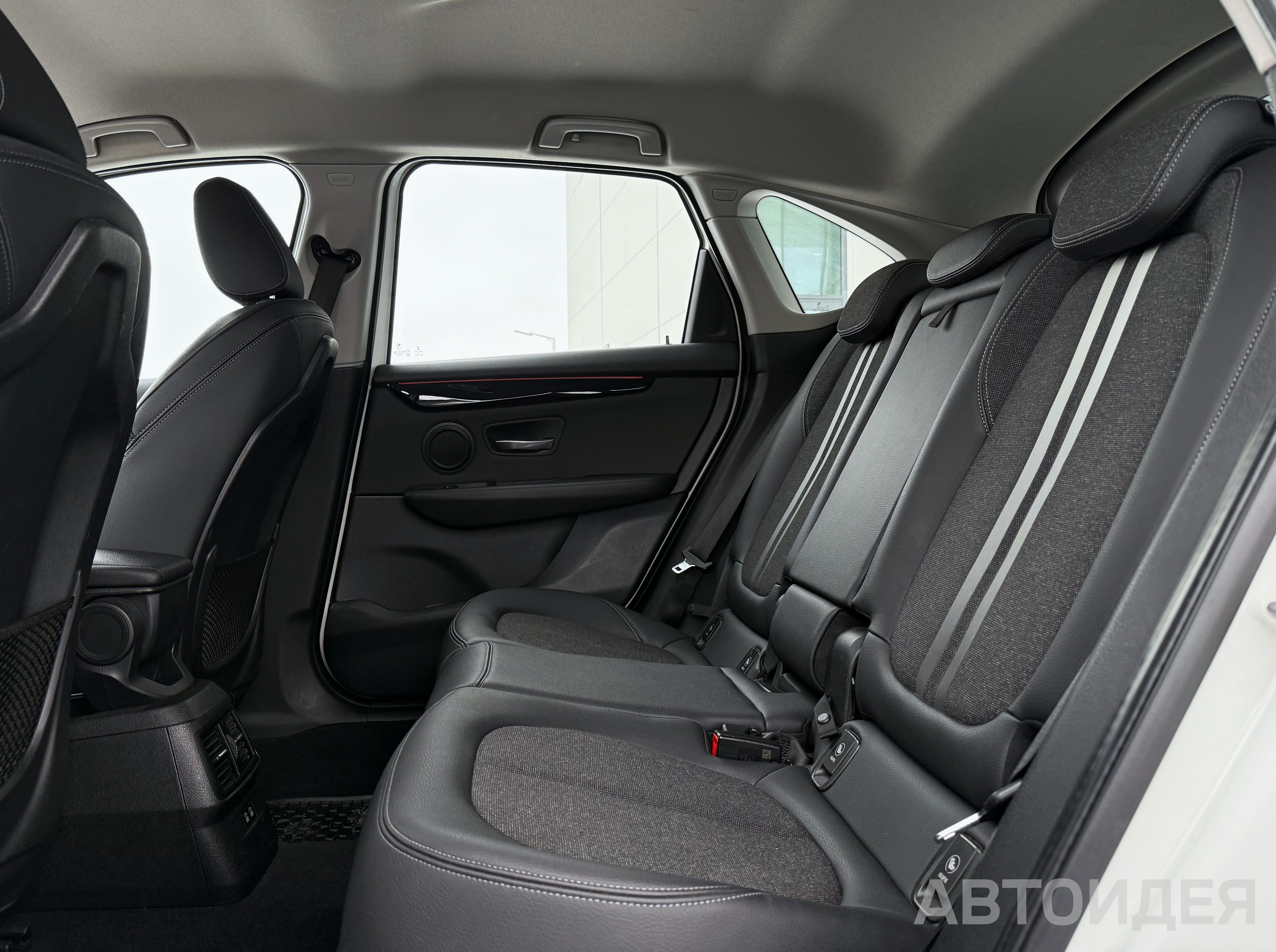 BMW 218i Active Tourer фото 13