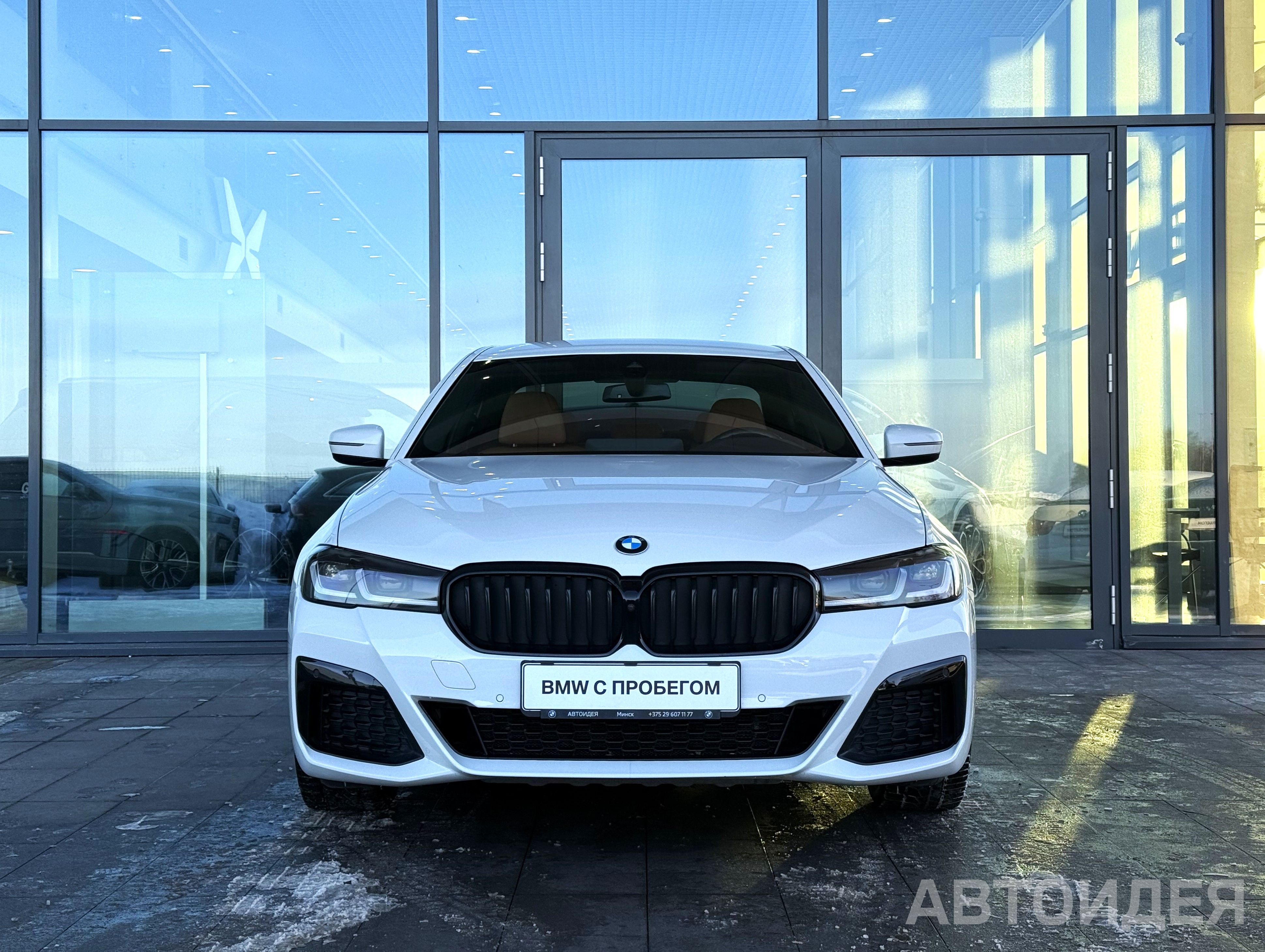 BMW 530i xDrive Sedan Белоснежный неметаллик фото 1