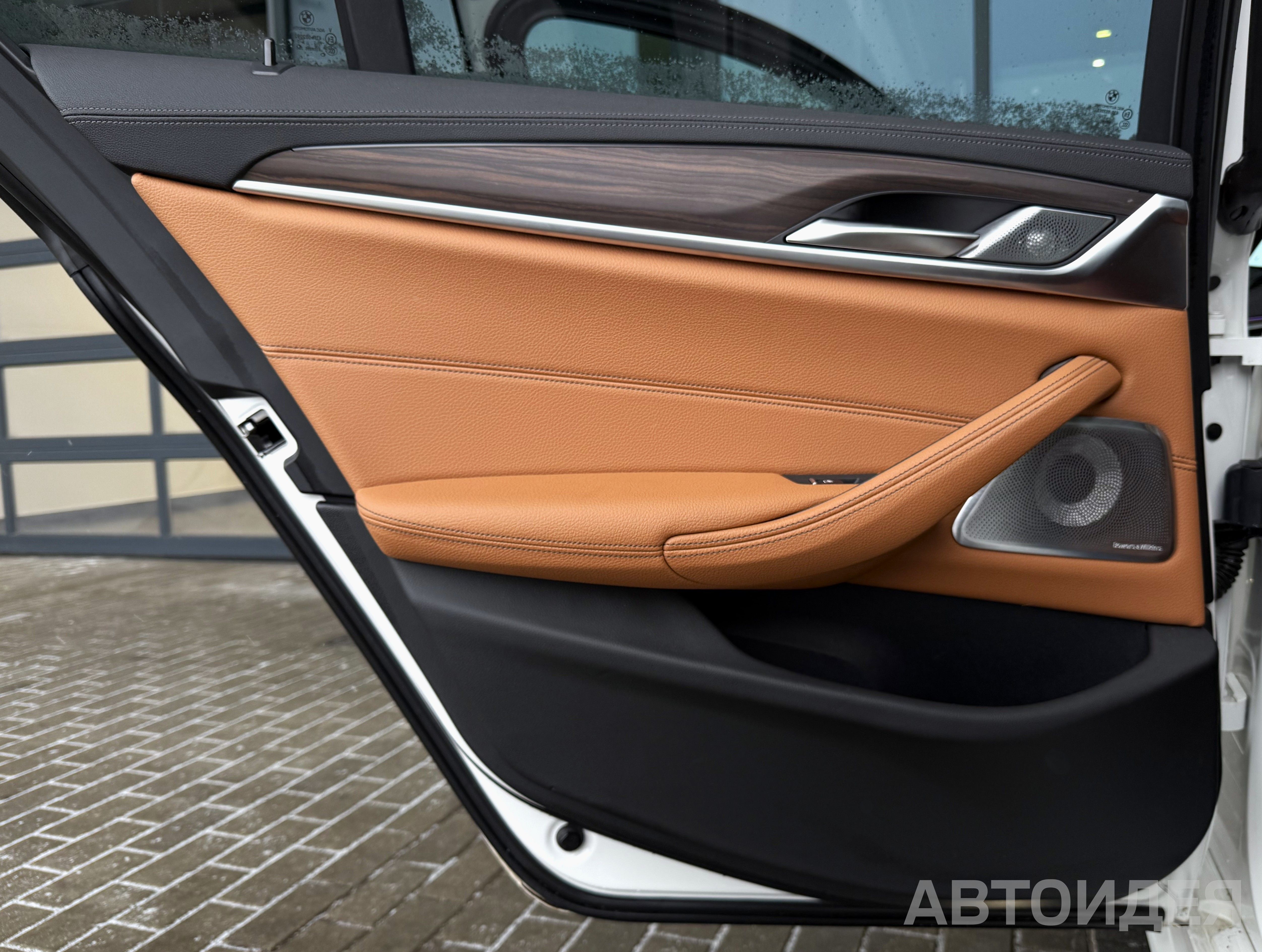 BMW 530i xDrive Sedan Белоснежный неметаллик фото 16