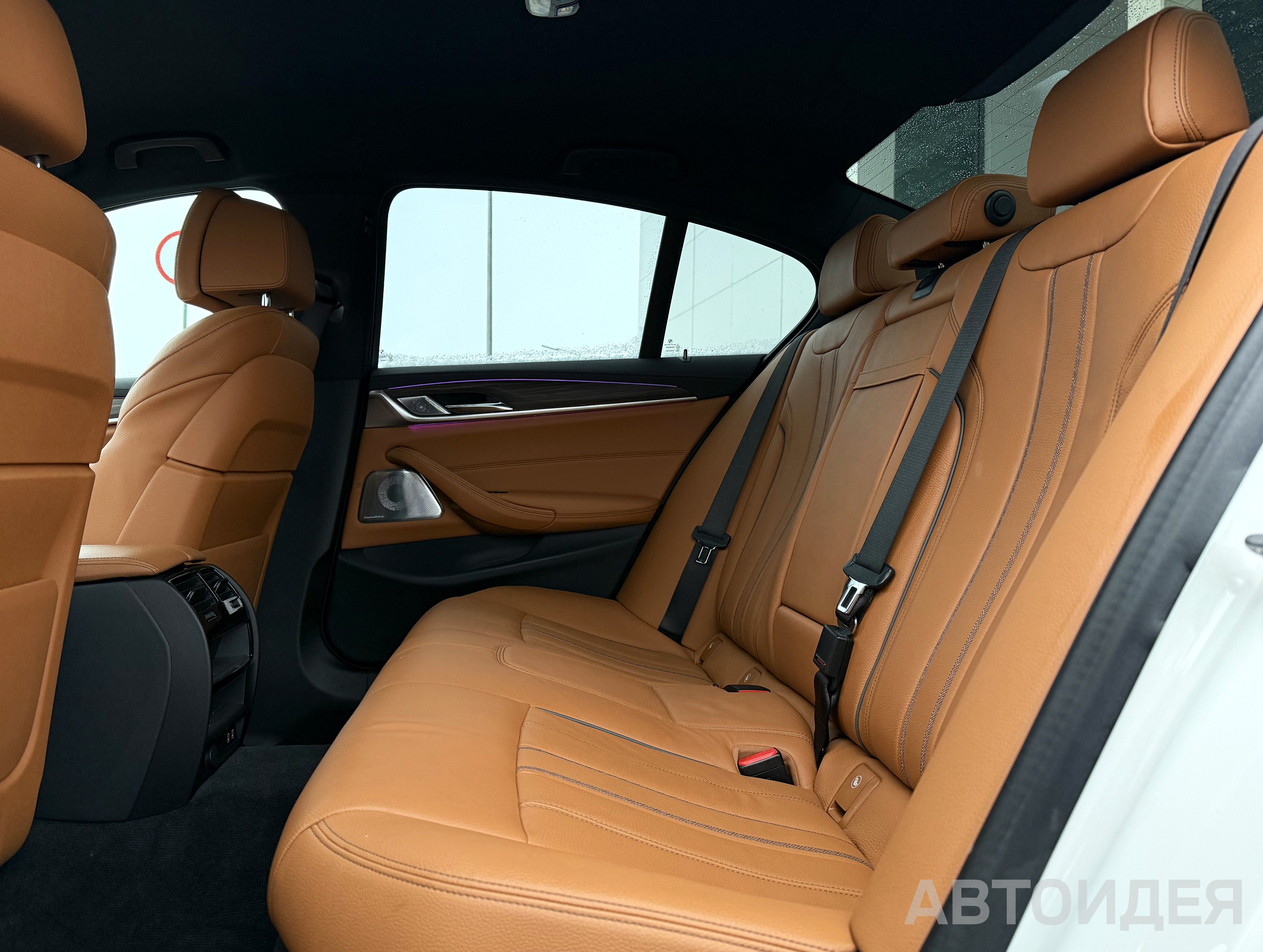 BMW 530i xDrive Sedan Белоснежный неметаллик фото 18