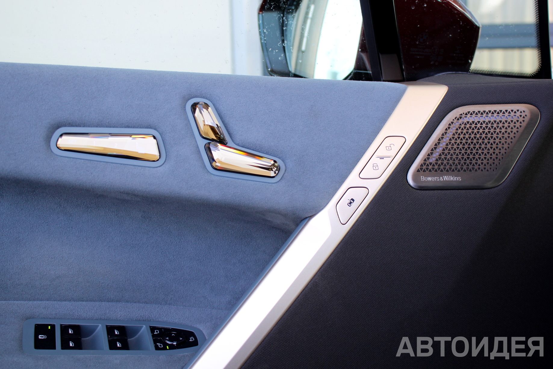 BMW i iX xDrive40 фото 19