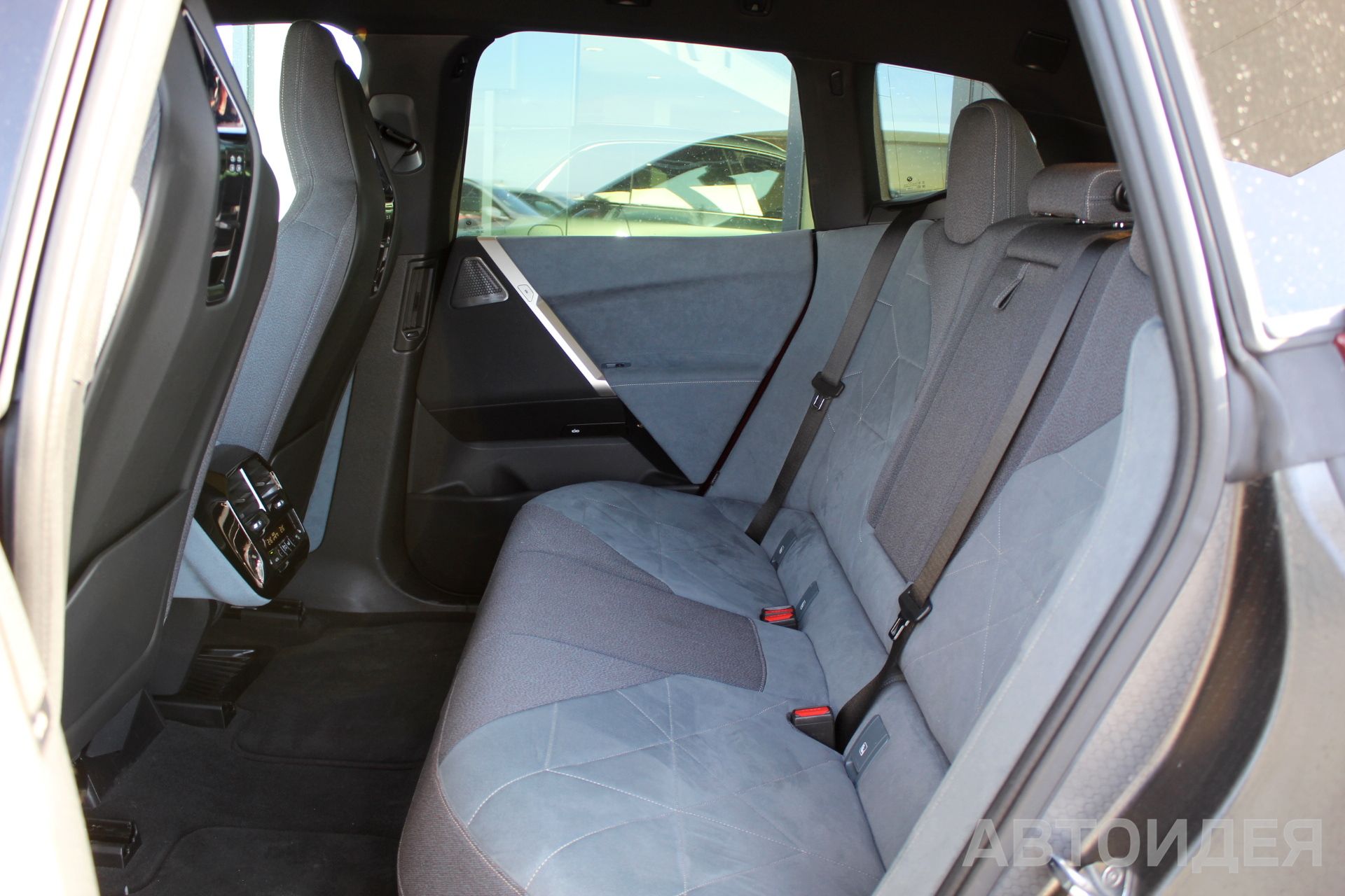 BMW i iX xDrive40 фото 22