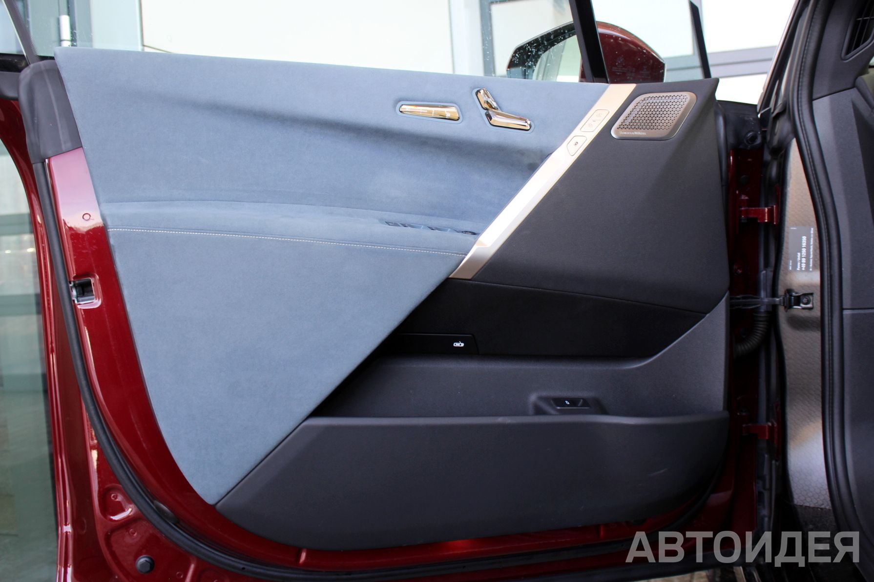 BMW i iX xDrive40 фото 18