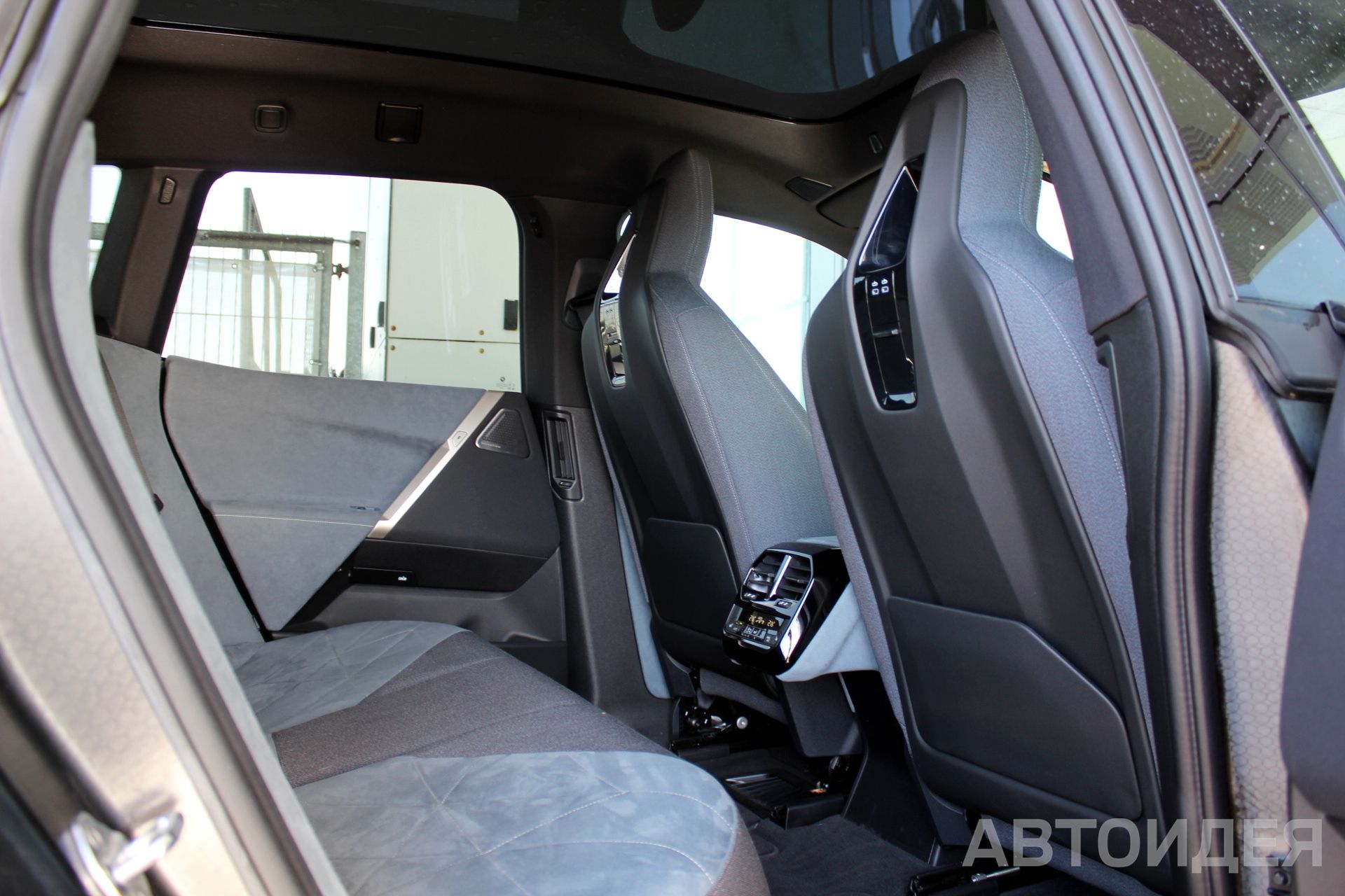 BMW i iX xDrive40 фото 23