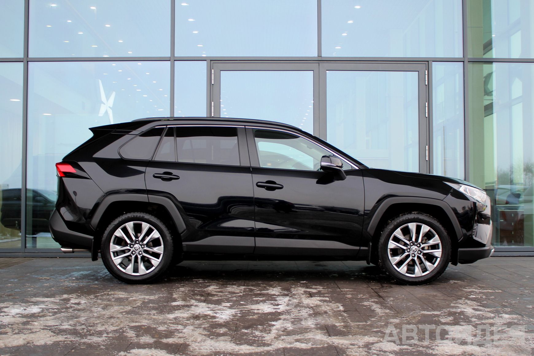 Toyota RAV4 фото 3