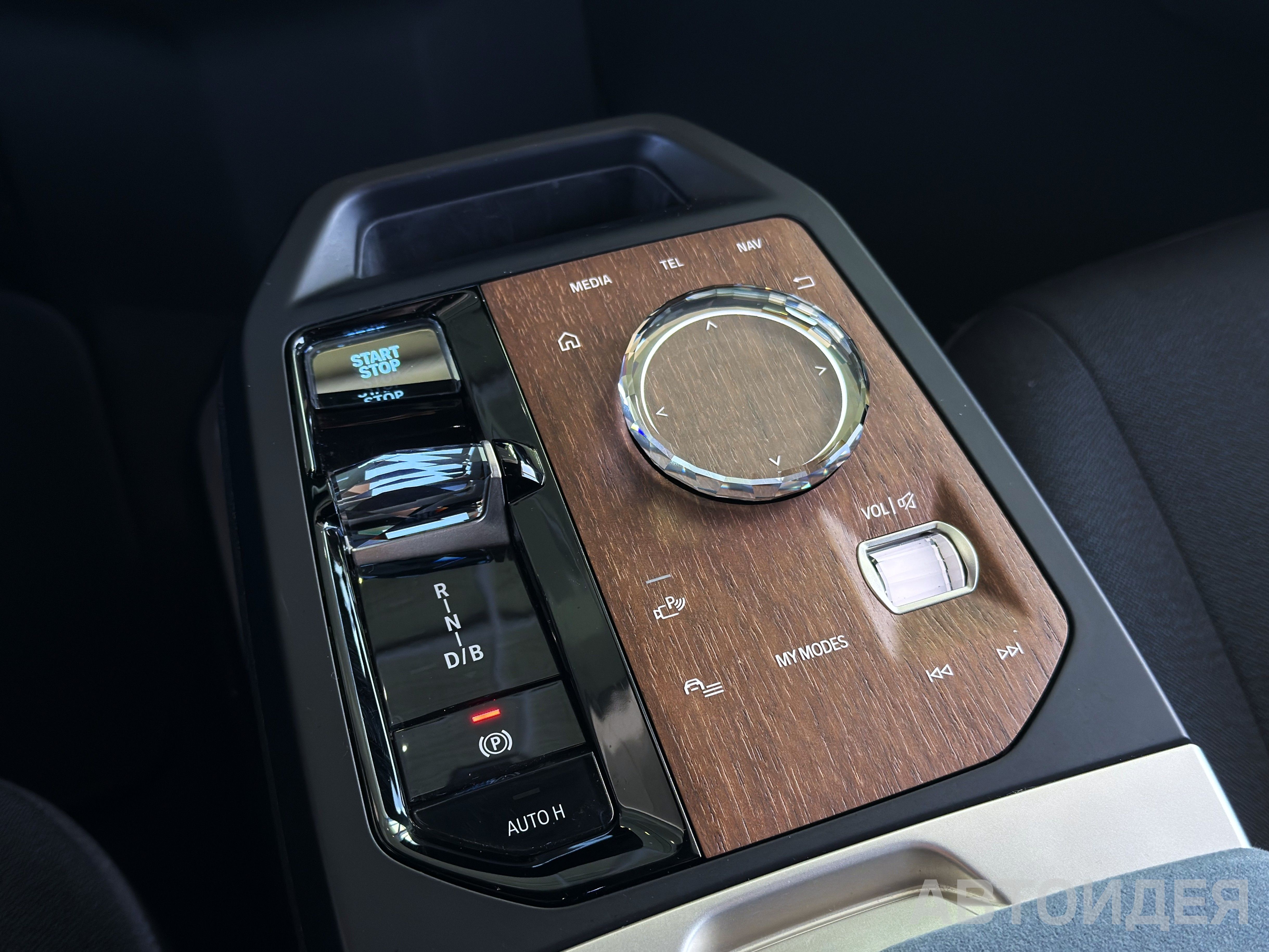 BMW i iX xDrive40 Серый софисто с бриллиантовым эффектом фото 17