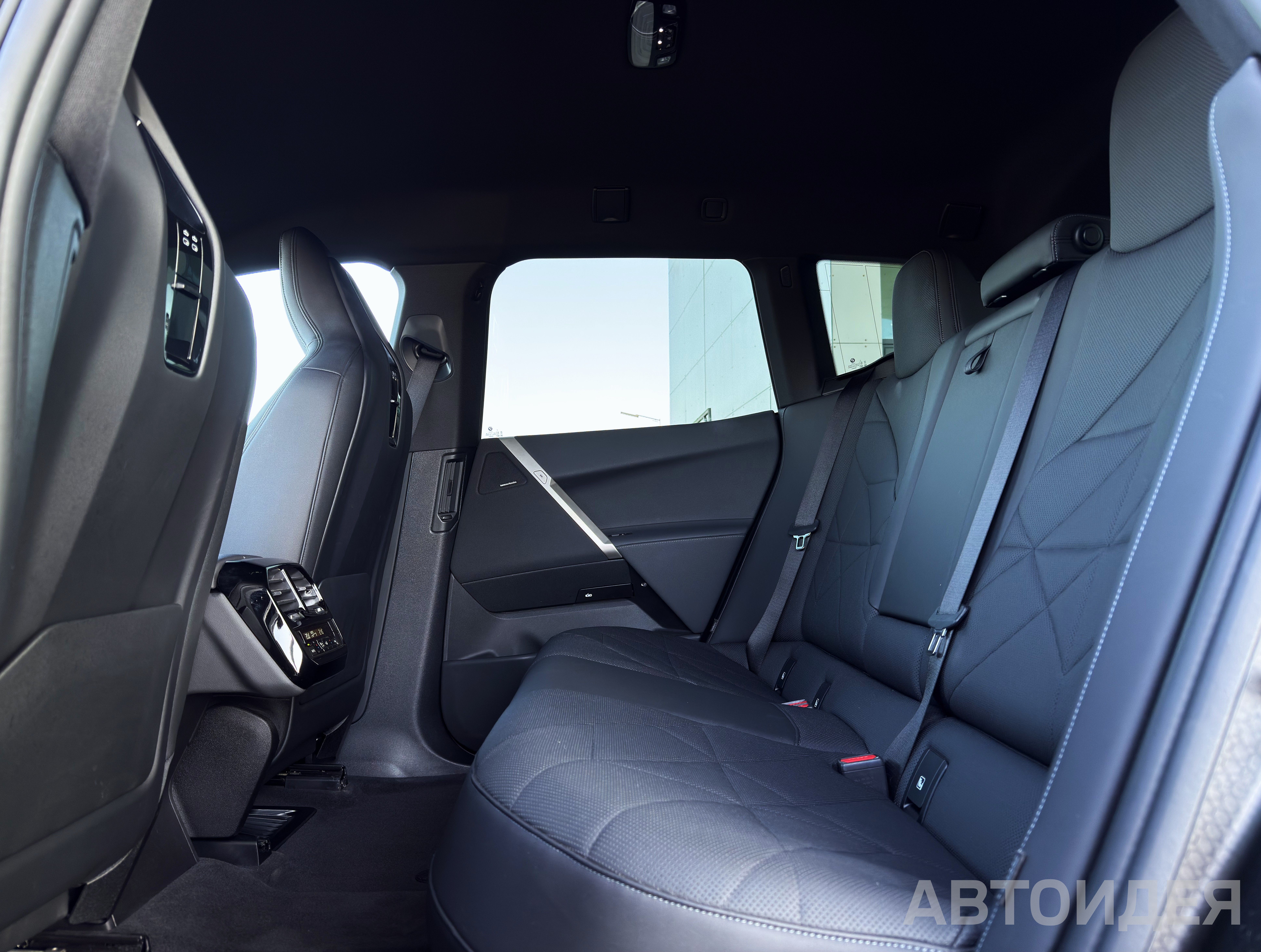 BMW i iX xDrive40 фото 14