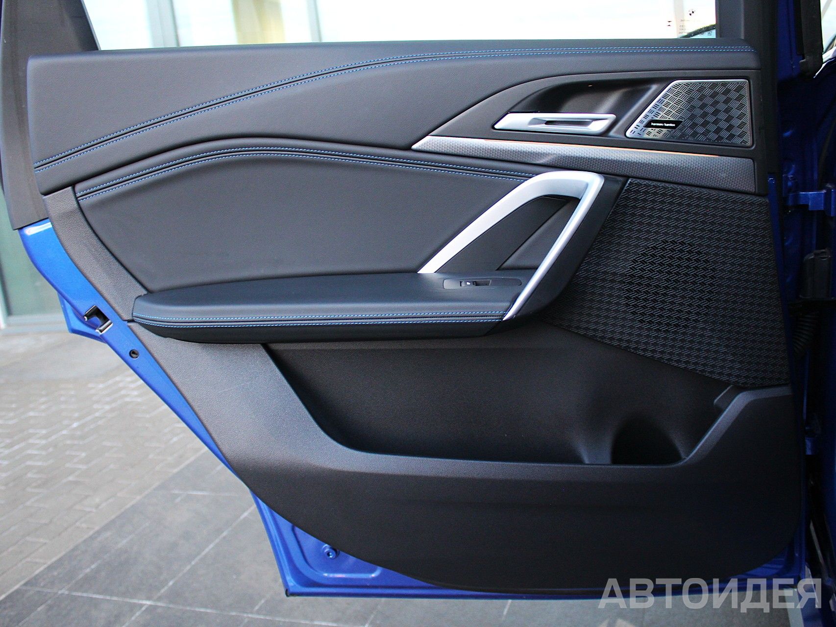 BMW i iX1 xDrive30L фото 13