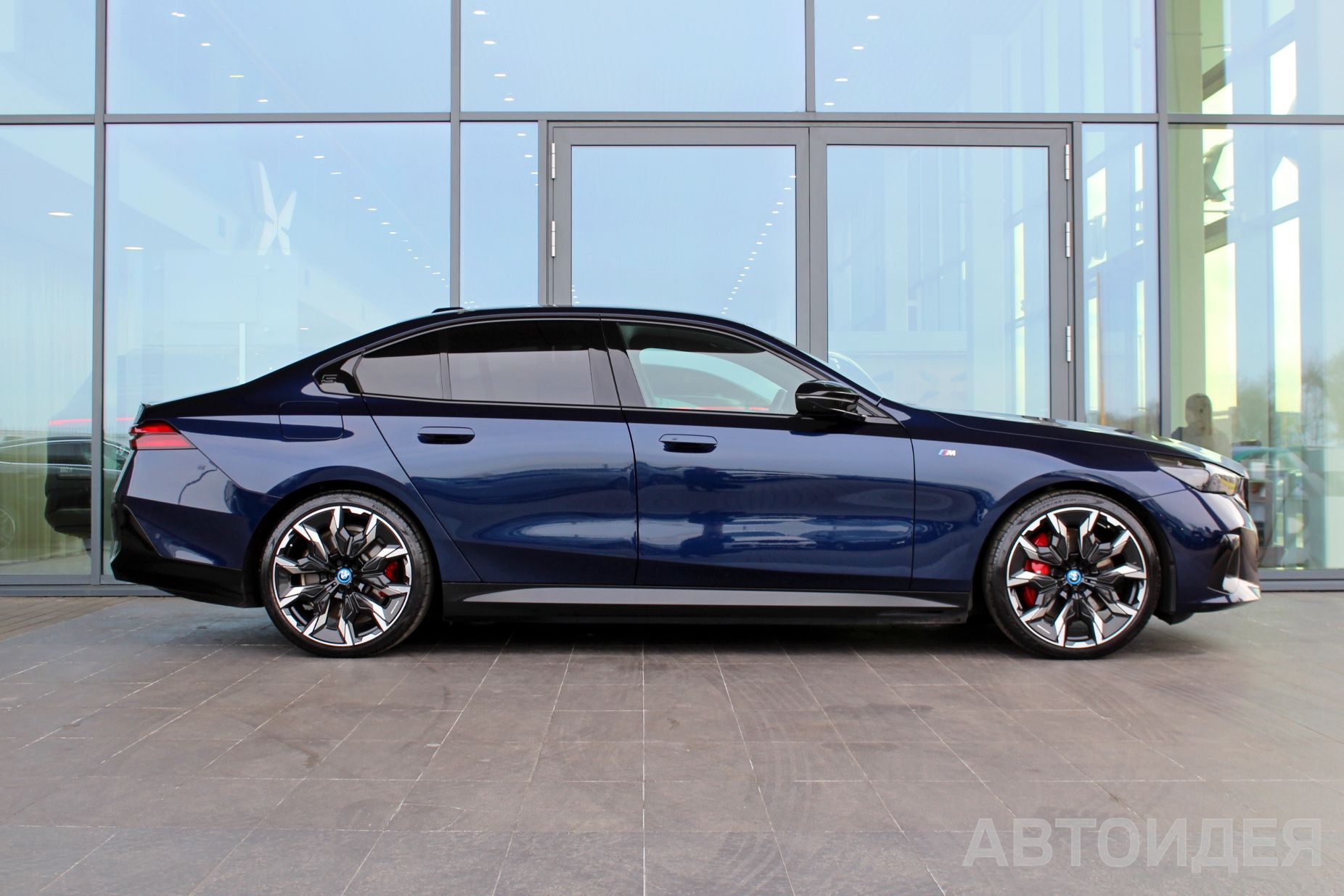 BMW i5 M60 xDrive Синий Танзанит II металлик фото 3