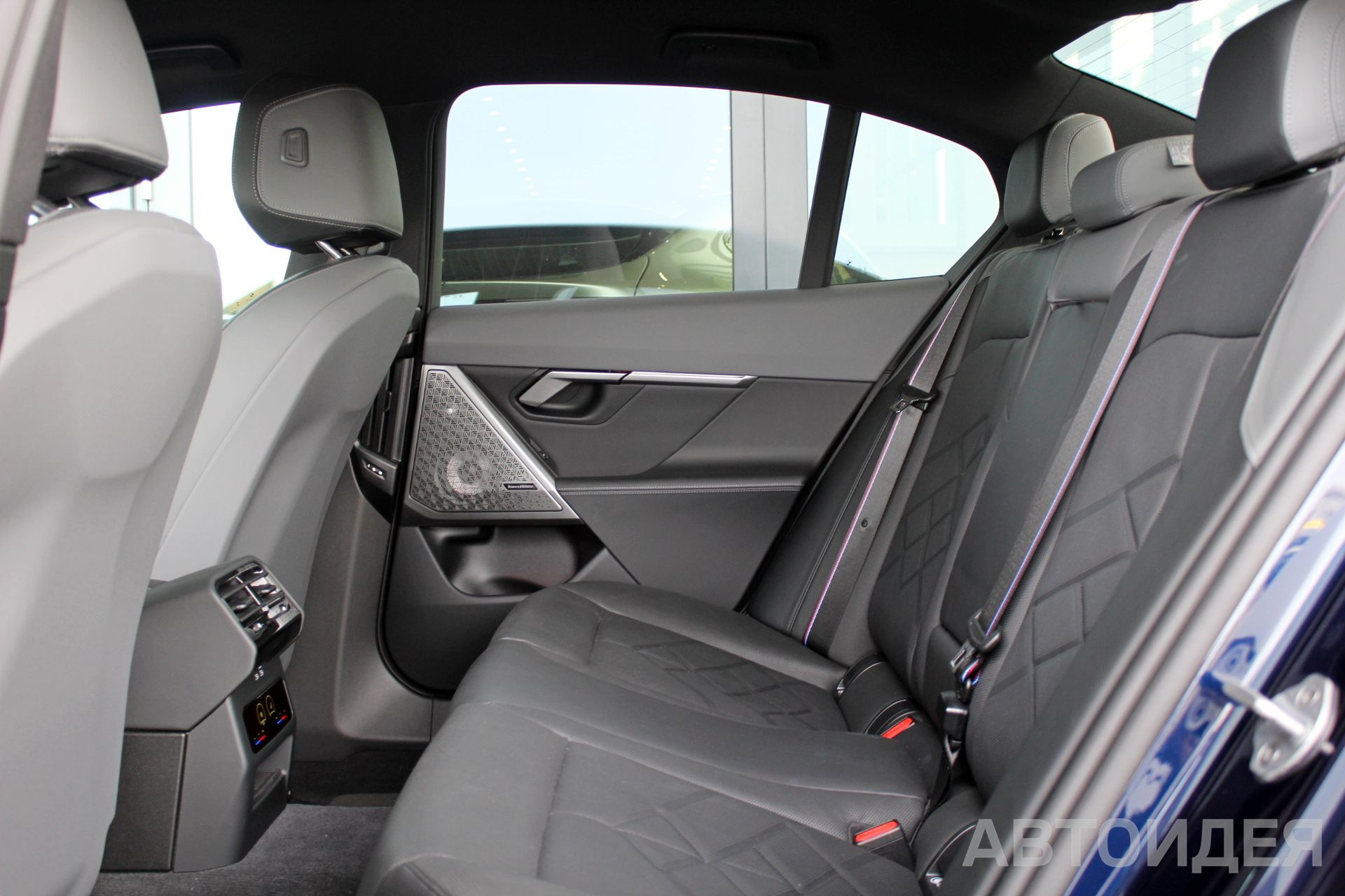 BMW i5 M60 xDrive Синий Танзанит II металлик фото 26