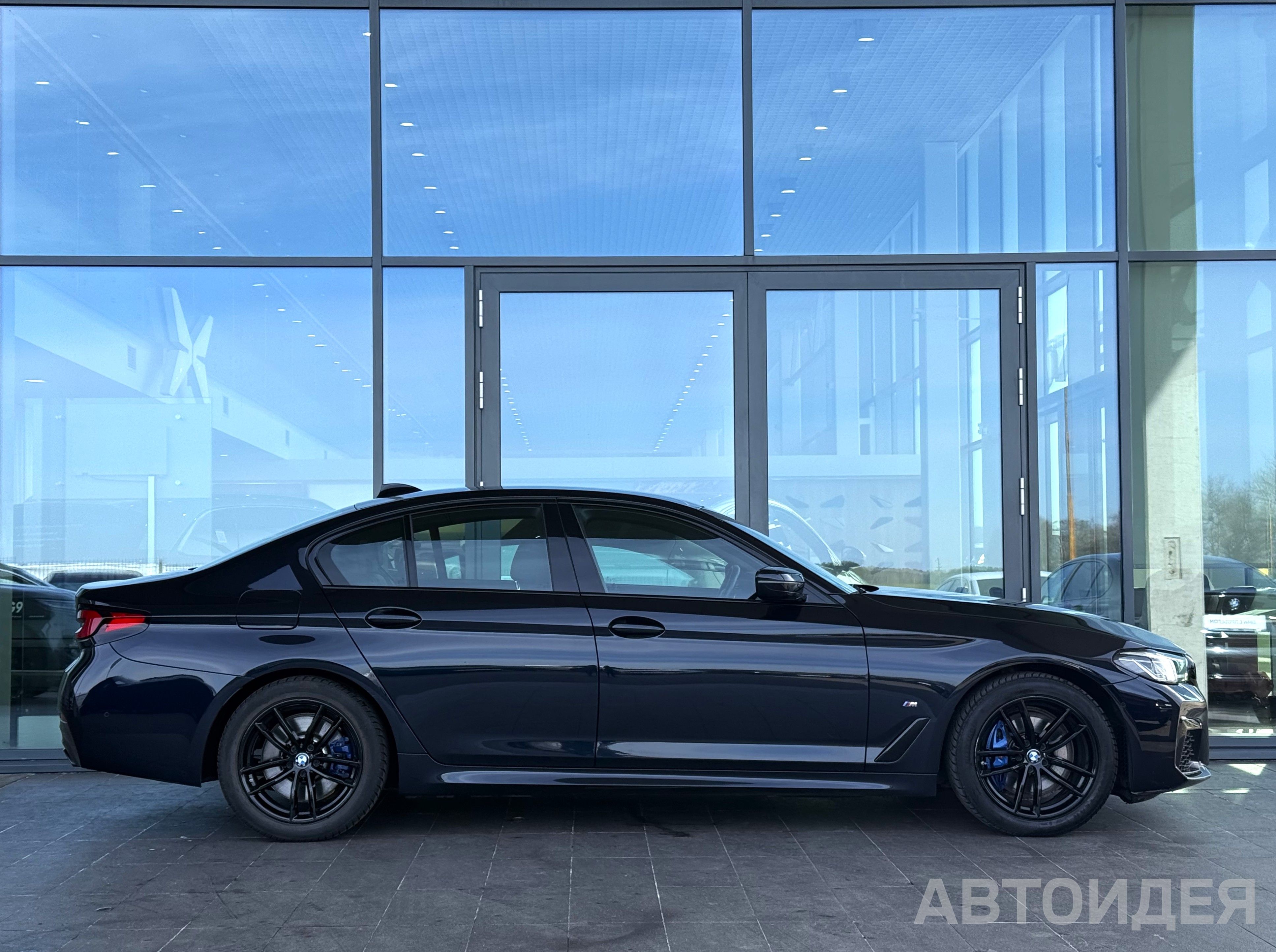 BMW 530i xDrive Sedan Черный Карбон металлик фото 2