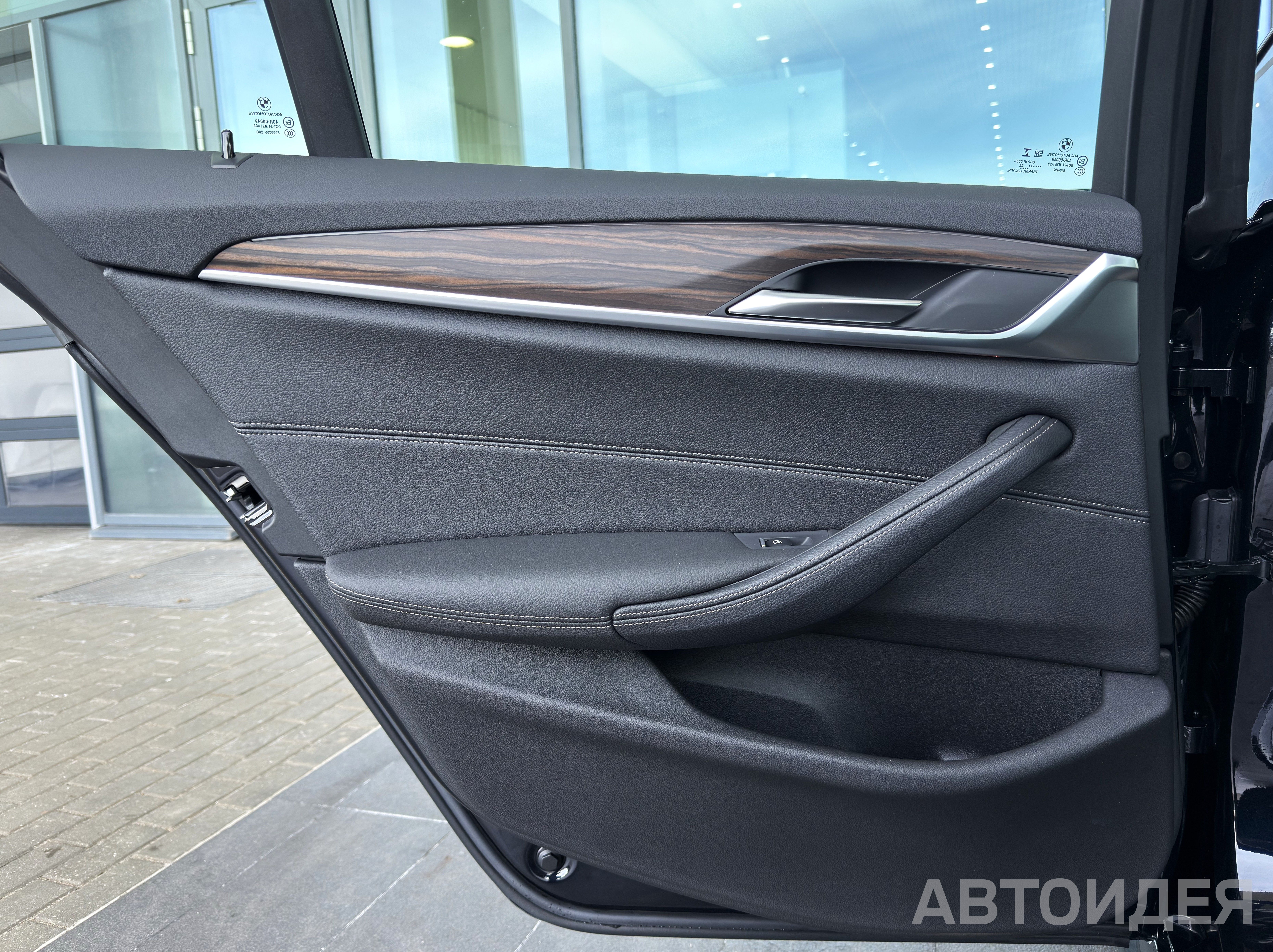 BMW 530i xDrive Sedan Черный Карбон металлик фото 14