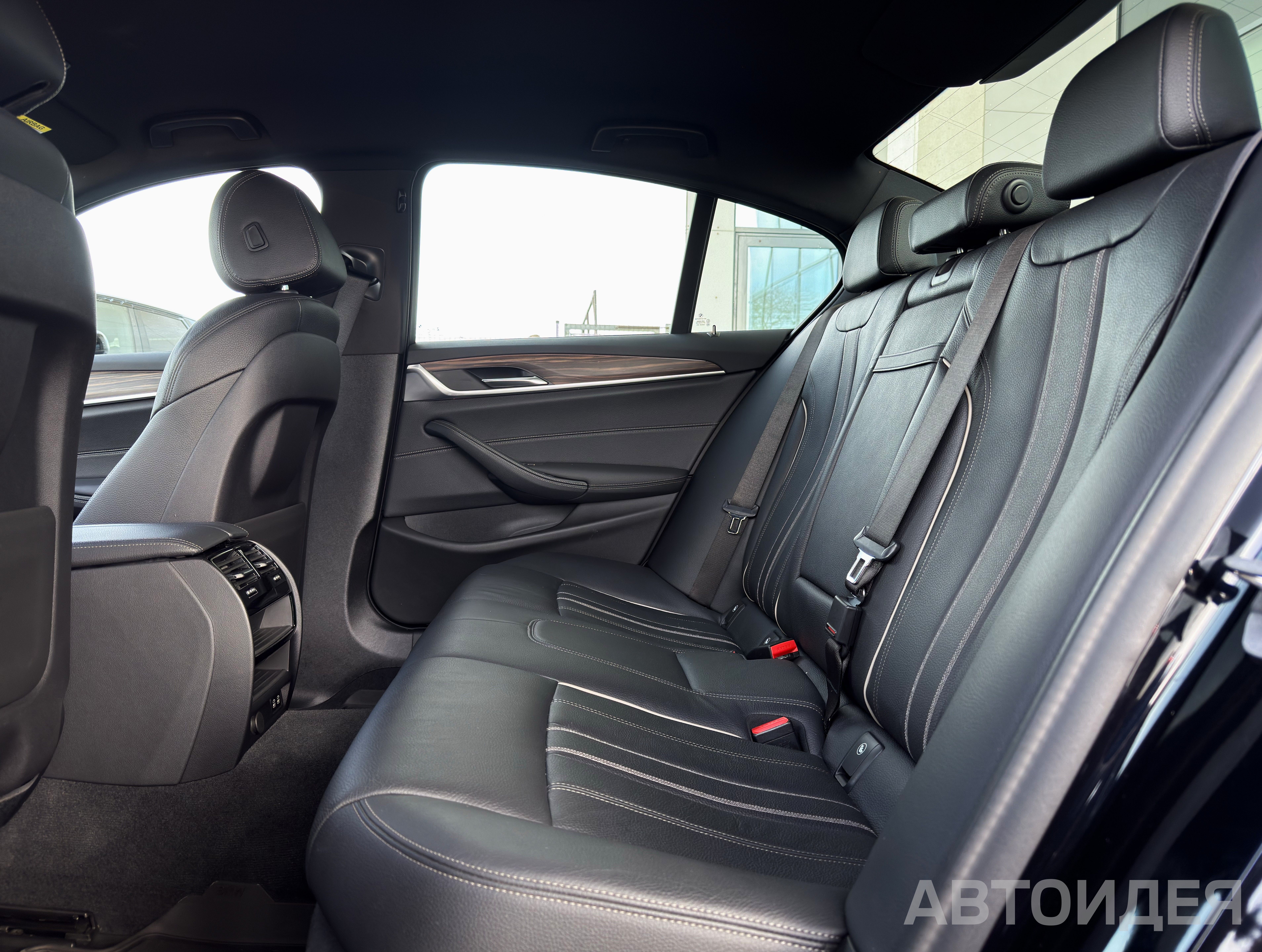 BMW 530i xDrive Sedan Черный Карбон металлик фото 15