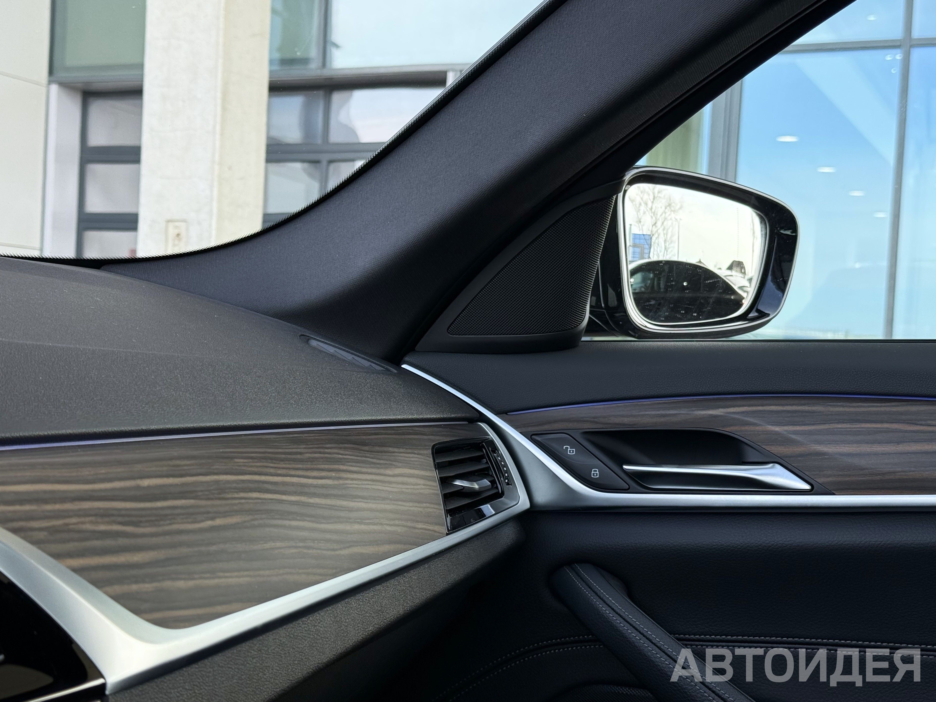 BMW 530i xDrive Sedan Черный Карбон металлик фото 24