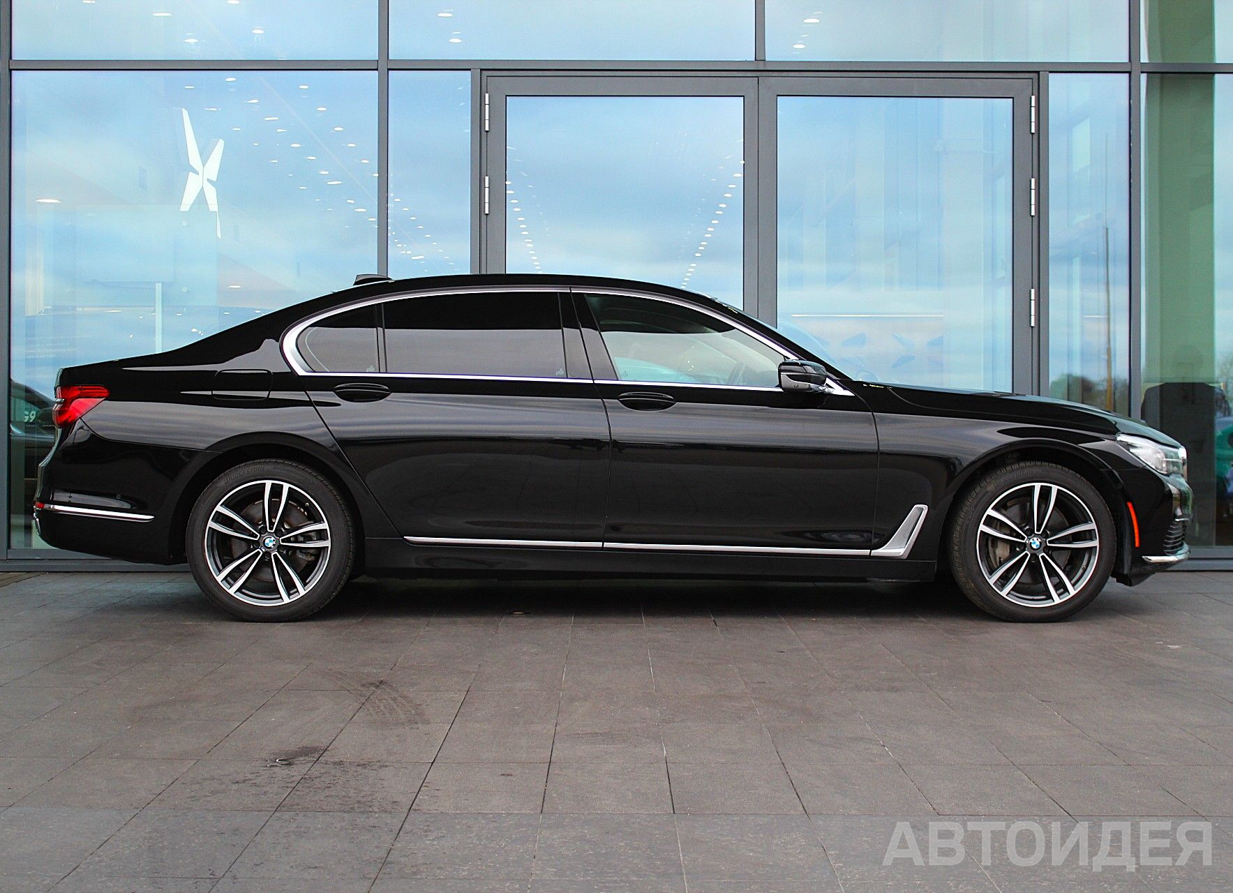 BMW 740Li Sedan Черный неметаллик фото 2