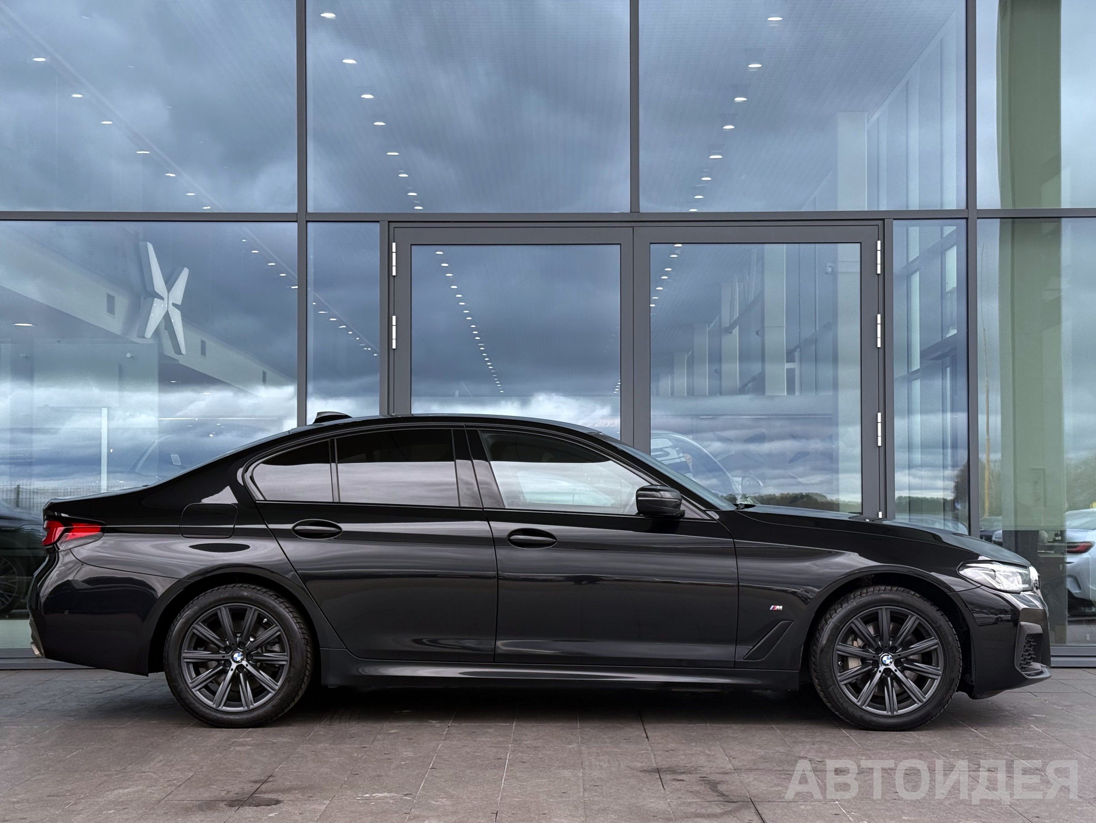 BMW 530d xDrive Sedan фото 2