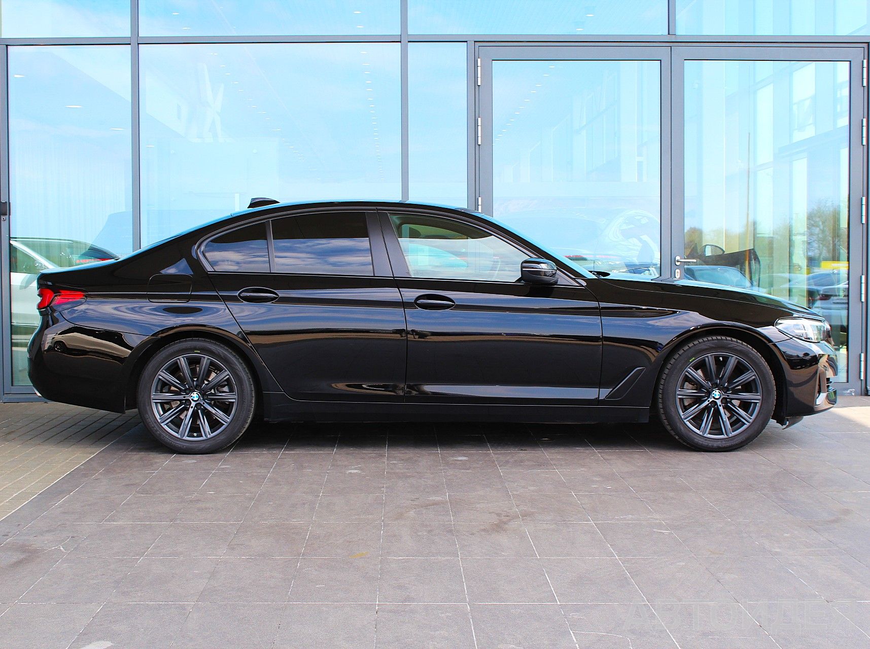 BMW 520i Sedan Черный неметаллик фото 2