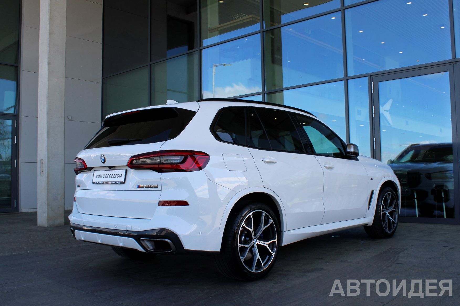 BMW X5 M50d Белоснежный неметаллик фото 1