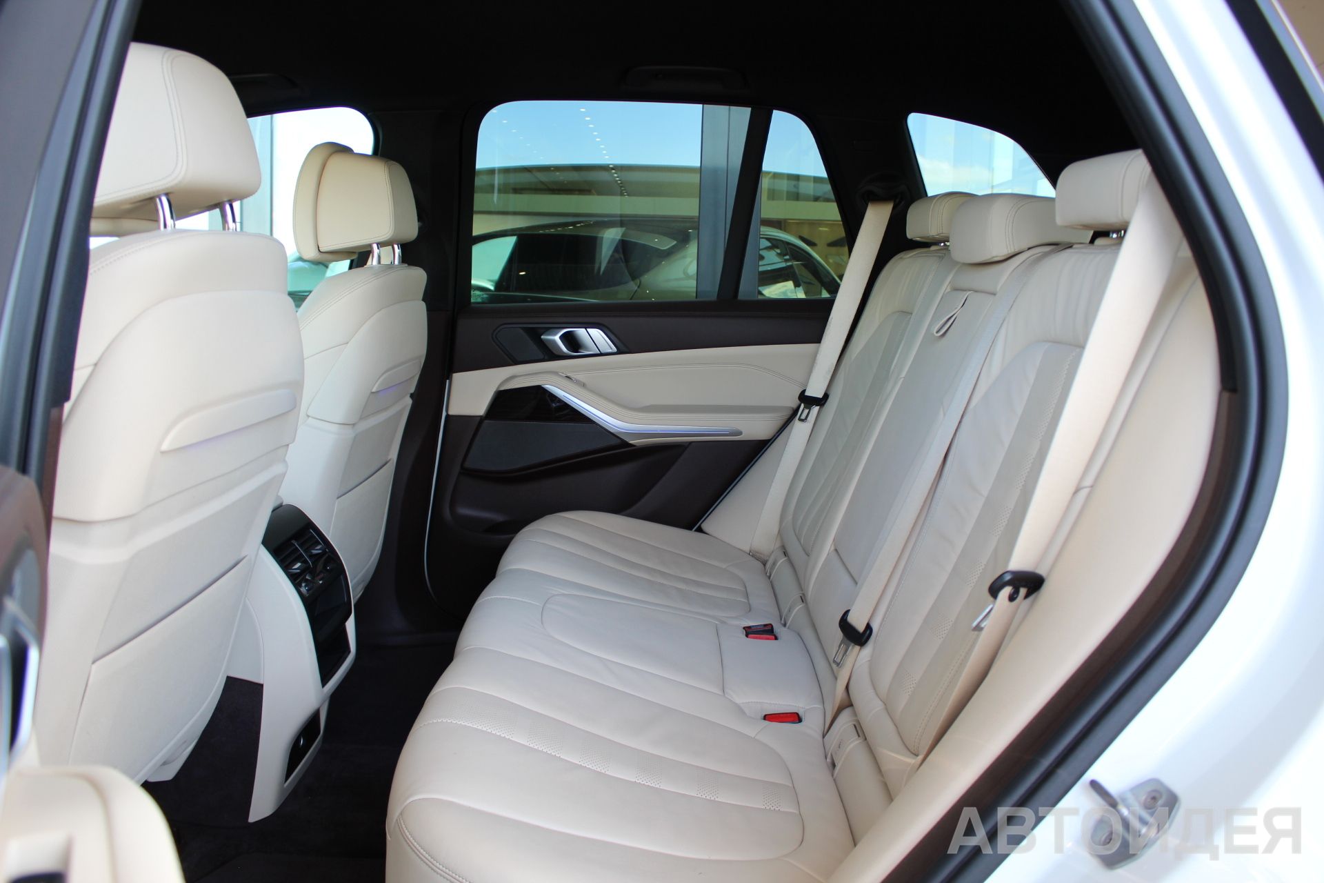 BMW X5 M50d Белоснежный неметаллик фото 24