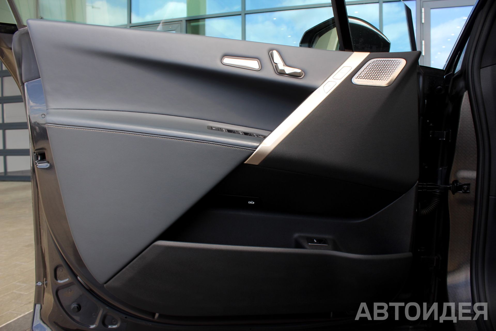 BMW i iX M60  фото 21