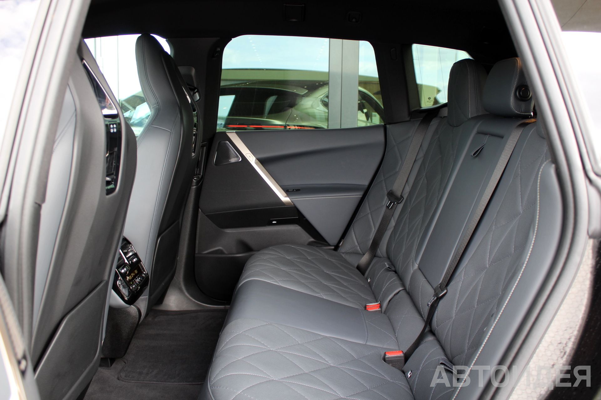 BMW i iX M60  фото 25