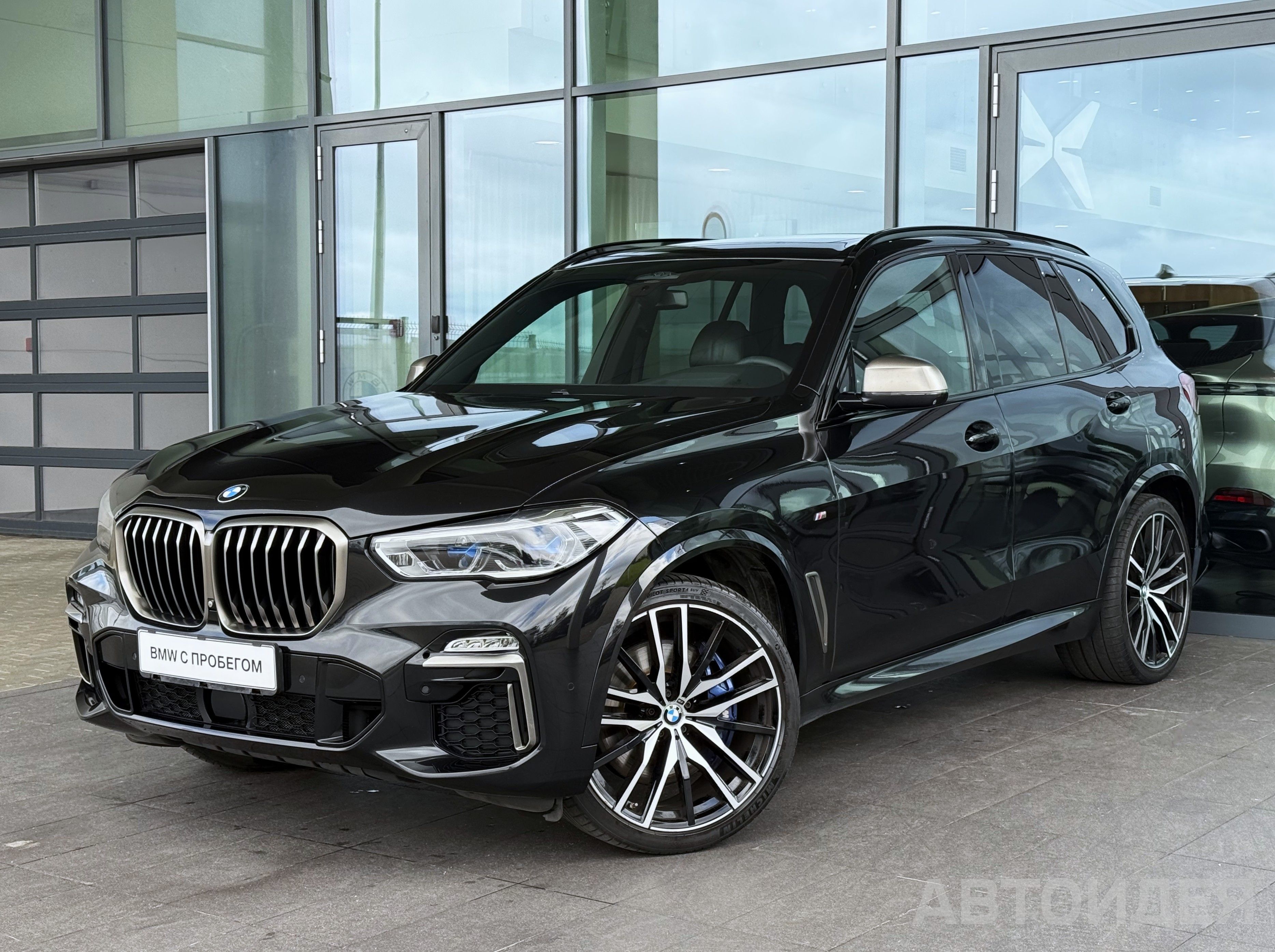 BMW X5 M50d Черный Сапфир металлик