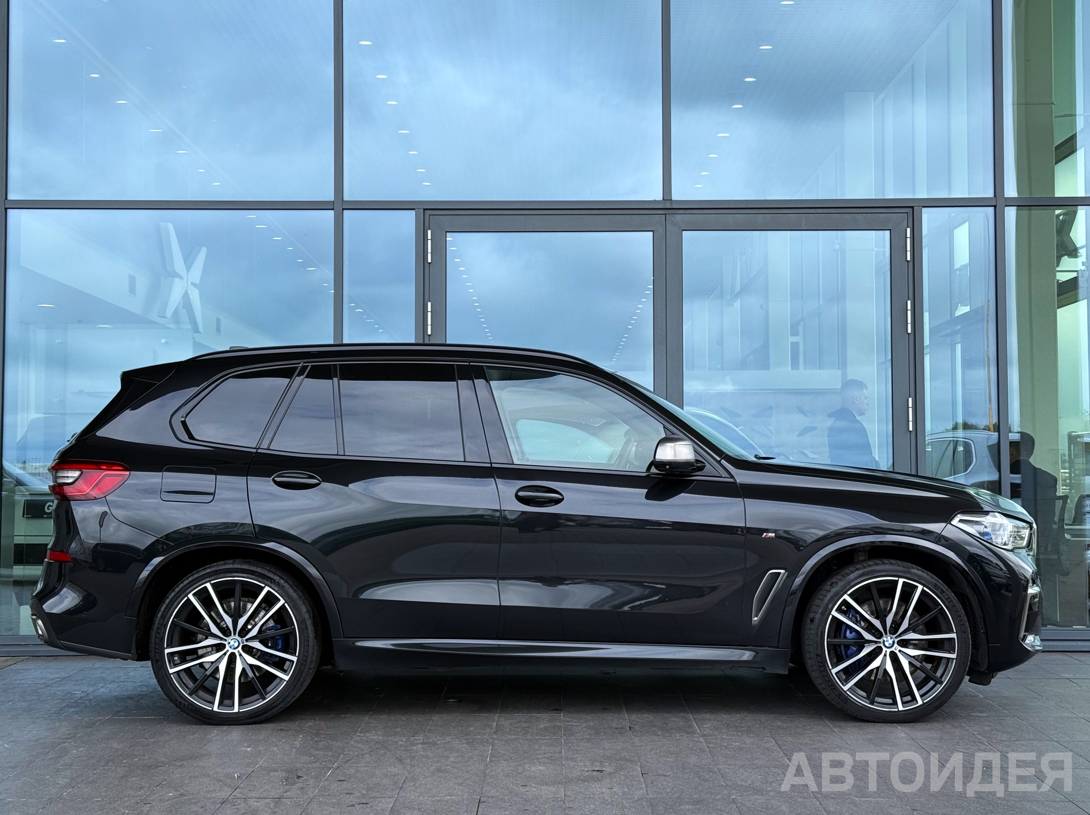 BMW X5 M50d Черный Сапфир металлик фото 2