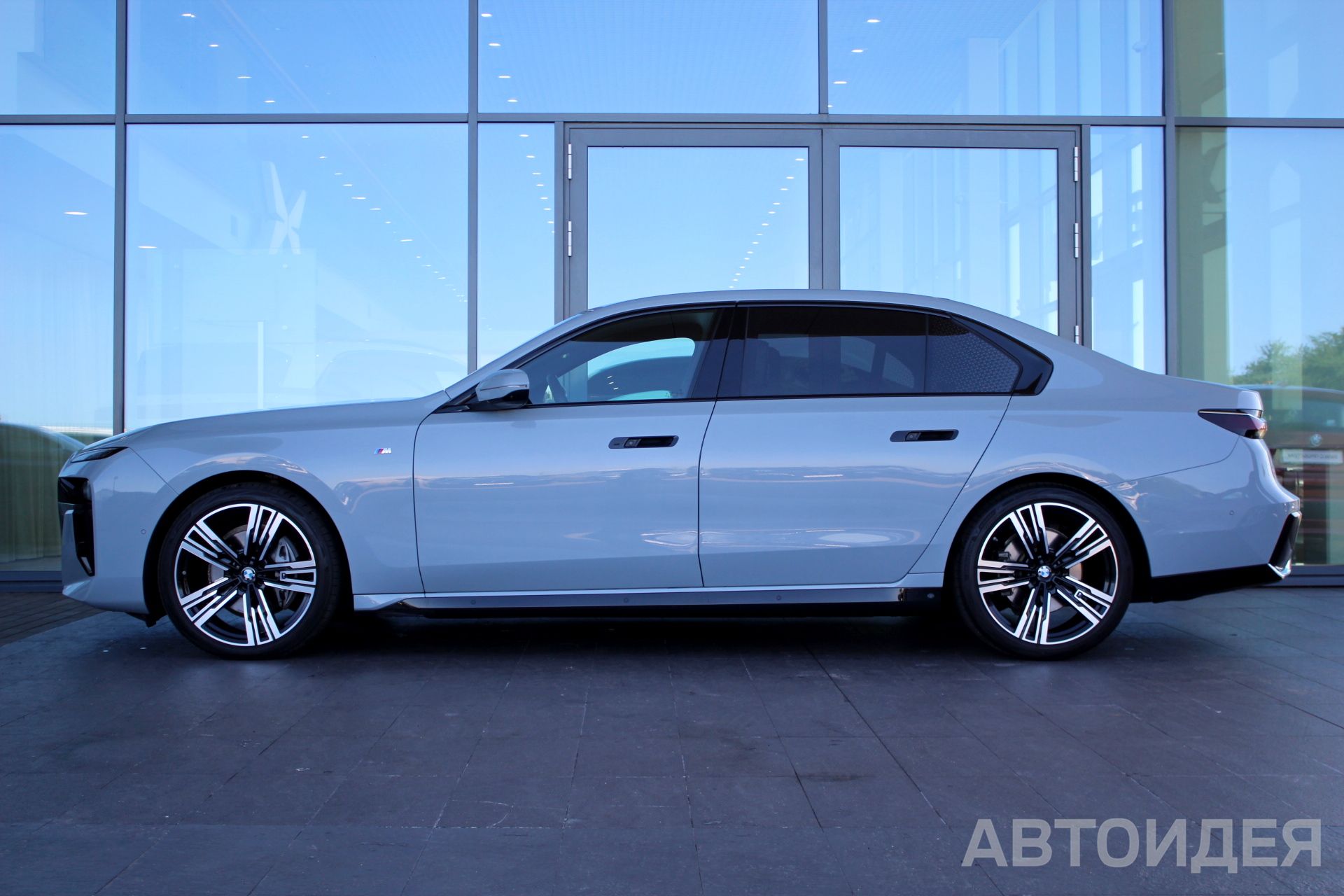 BMW 740d xDrive M Серый Бруклин металлик фото 2