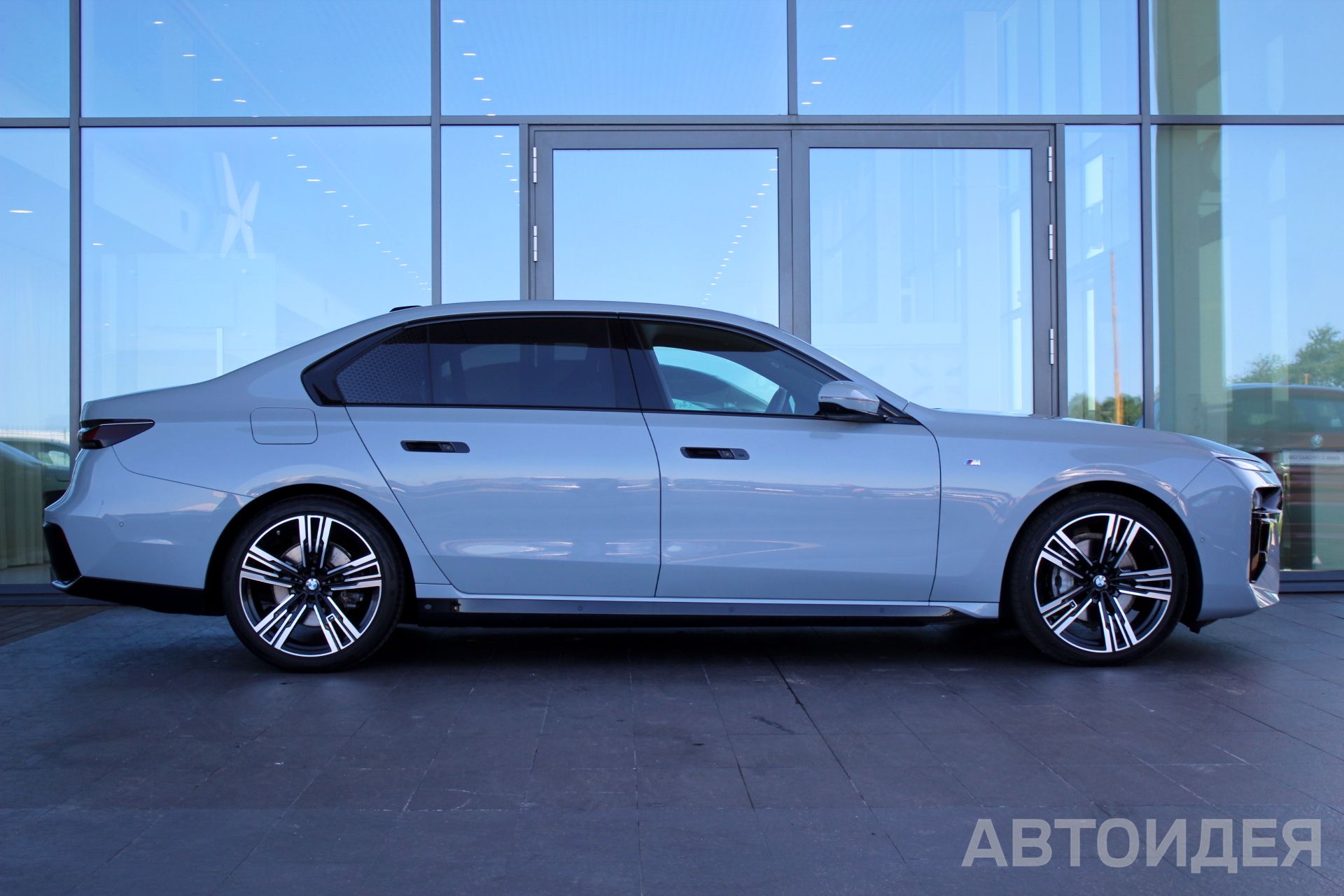 BMW 740d xDrive M Серый Бруклин металлик фото 3