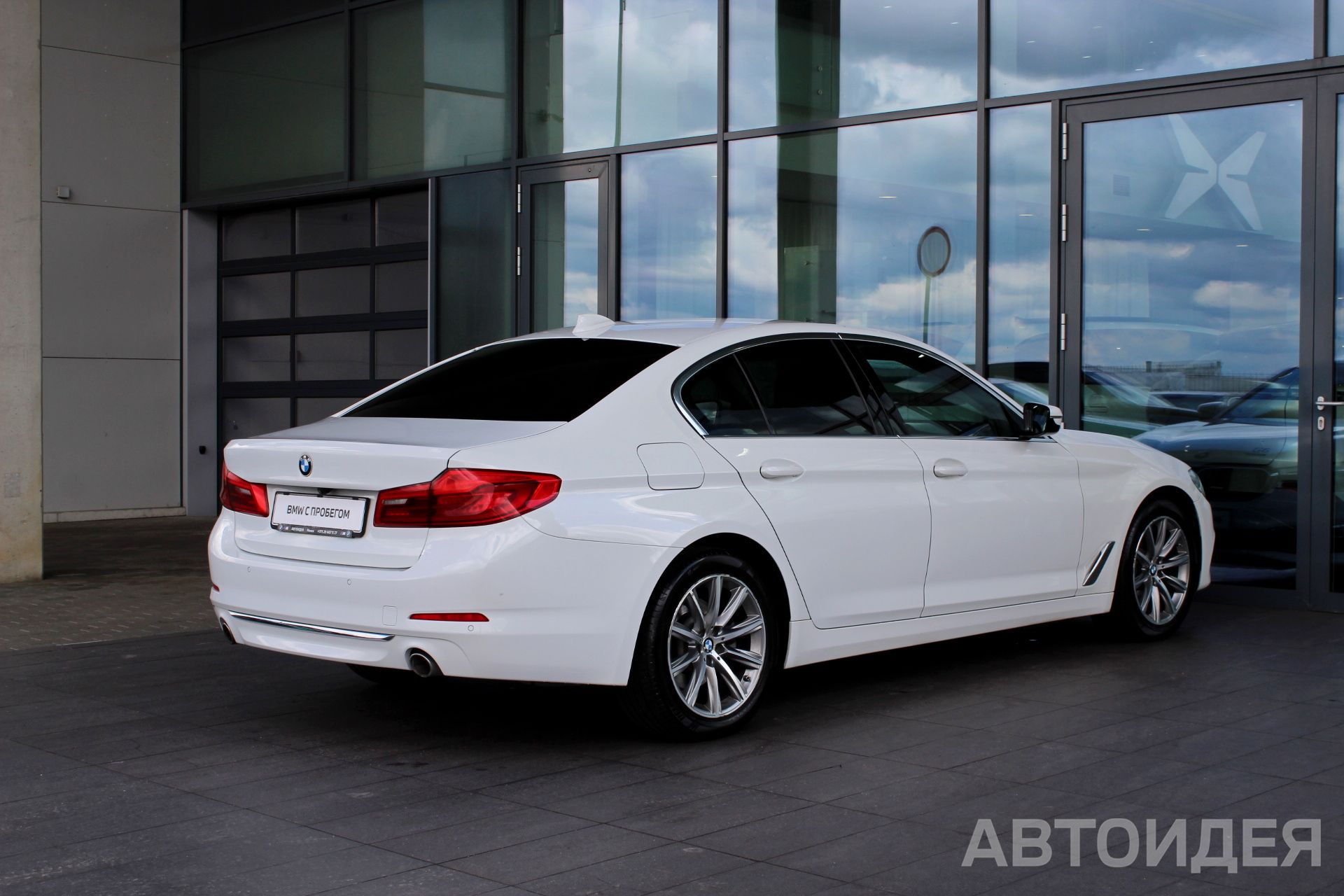 BMW 520i Sedan Белоснежный неметаллик фото 1