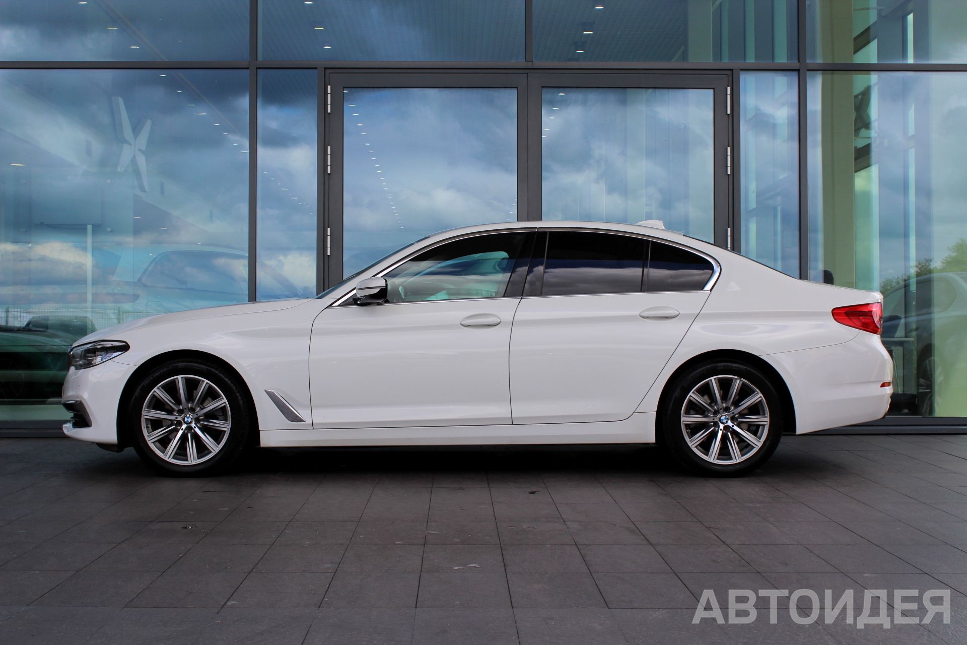 BMW 520i Sedan Белоснежный неметаллик фото 2
