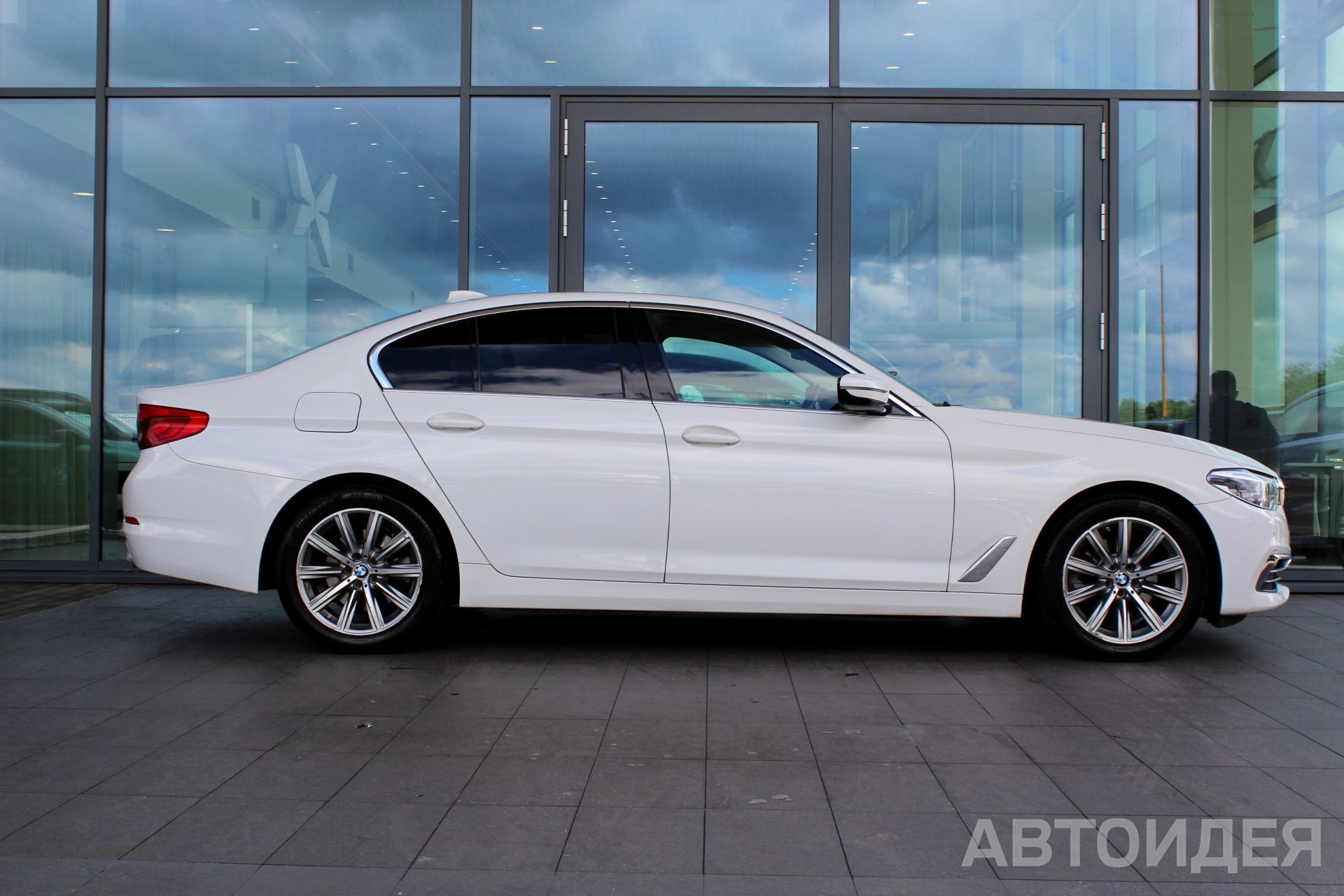 BMW 520i Sedan Белоснежный неметаллик фото 3