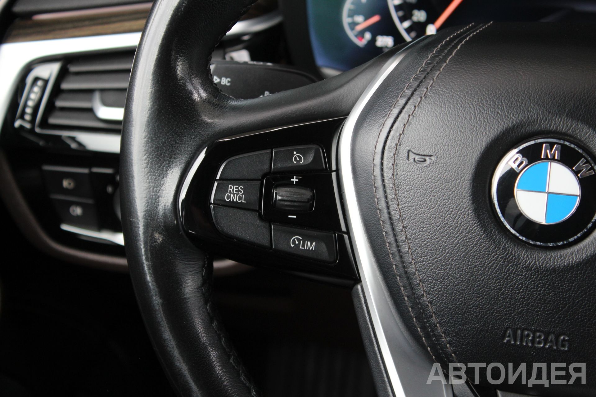 BMW 520i Sedan Белоснежный неметаллик фото 10