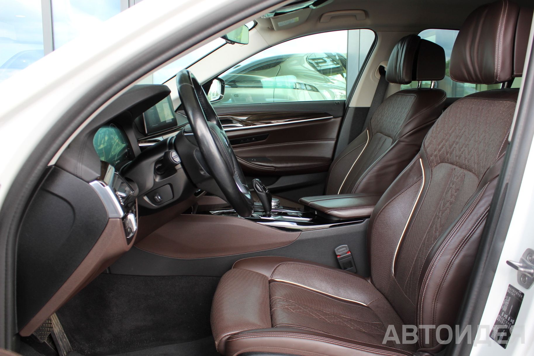 BMW 520i Sedan Белоснежный неметаллик фото 16
