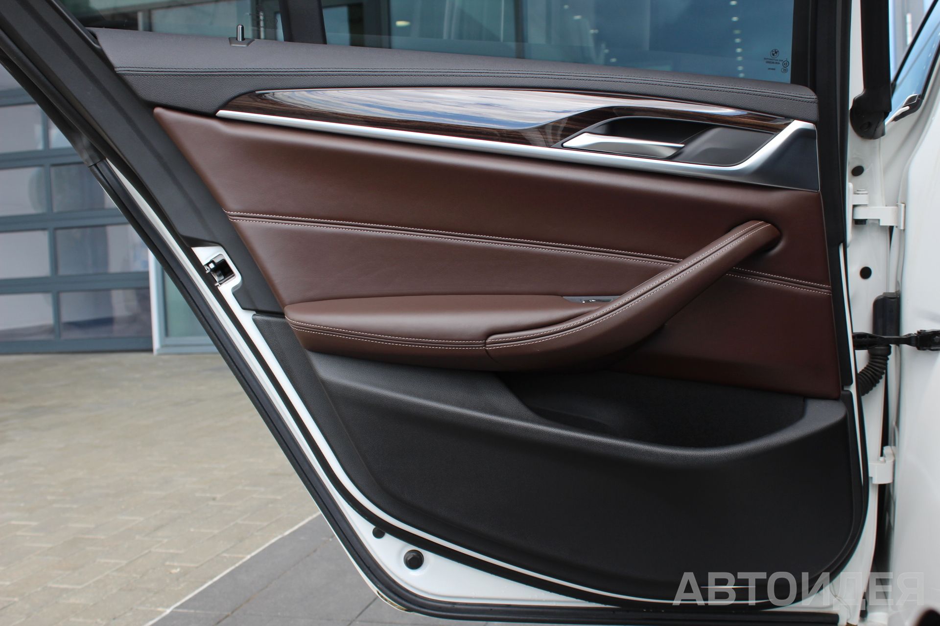 BMW 520i Sedan Белоснежный неметаллик фото 19