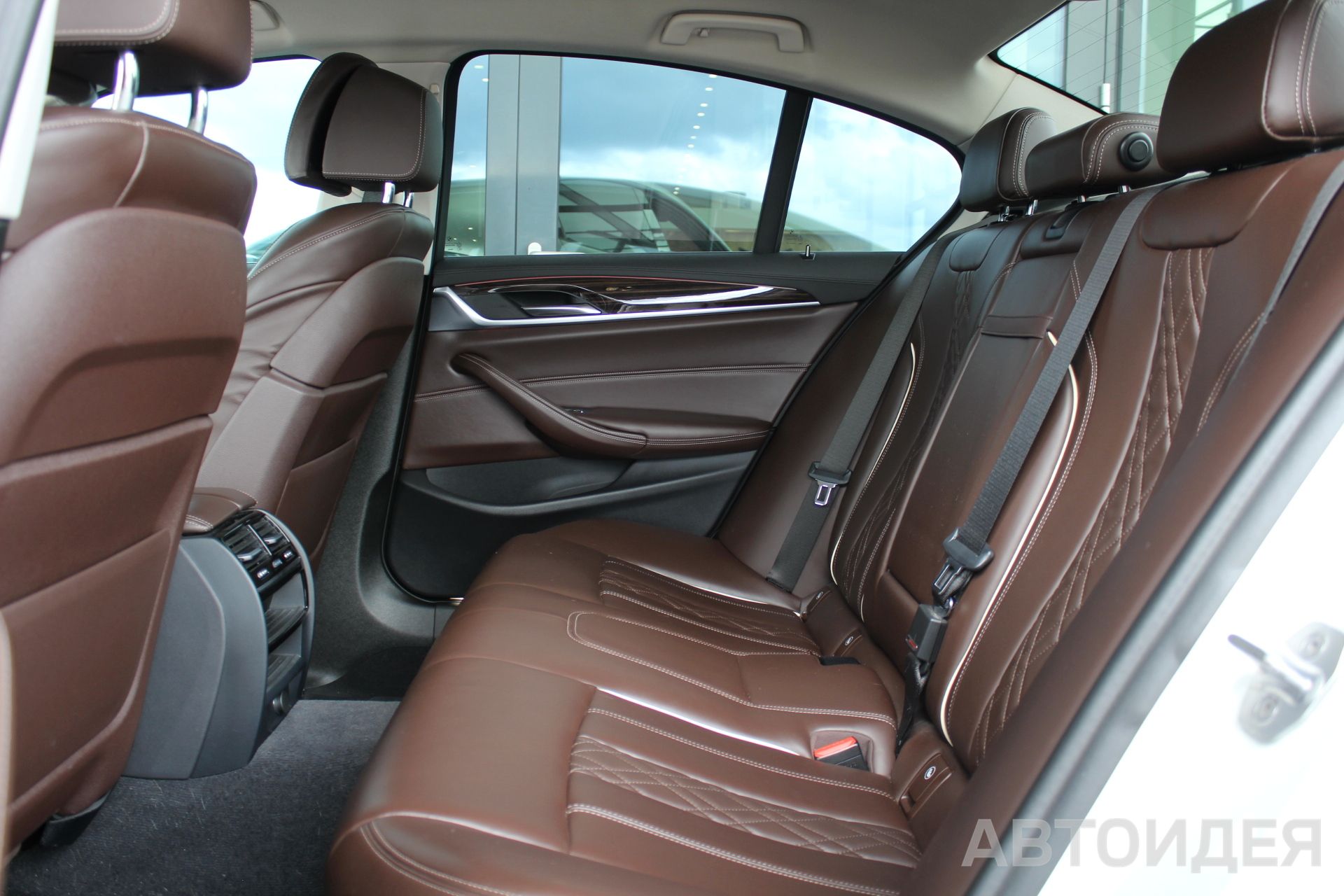 BMW 520i Sedan Белоснежный неметаллик фото 20