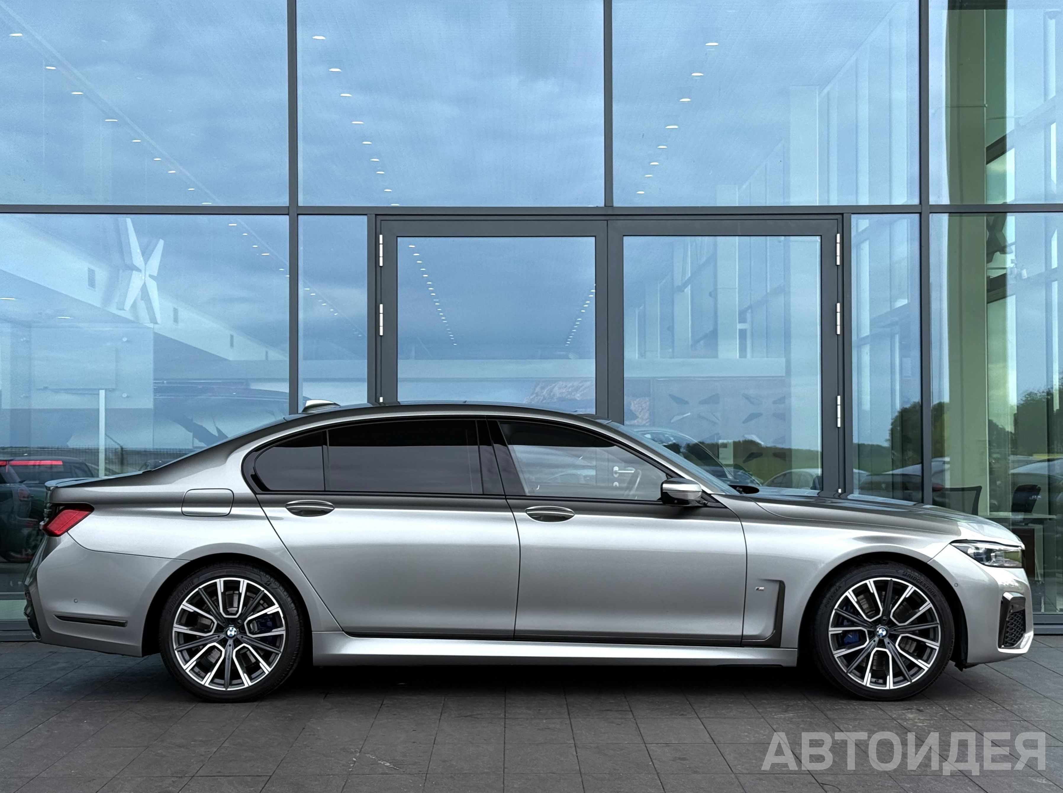 BMW 730Ld xDrive Sedan Серый Донингтон фото 1