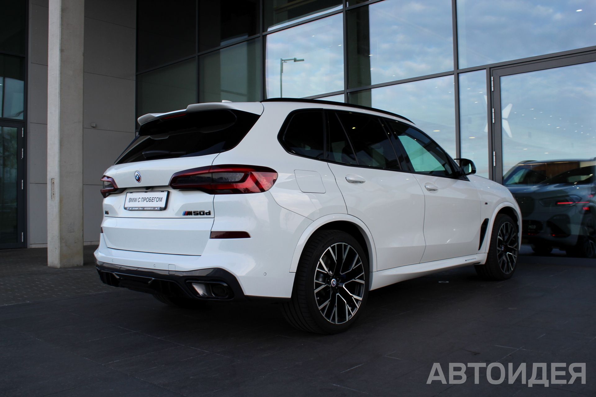 BMW X5 M50d Белоснежный неметаллик фото 1