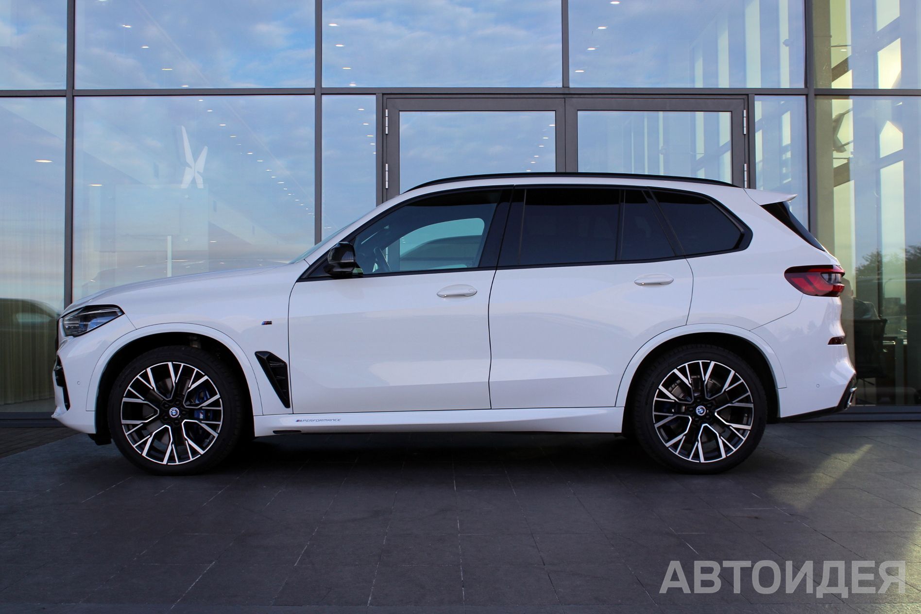 BMW X5 M50d Белоснежный неметаллик фото 2
