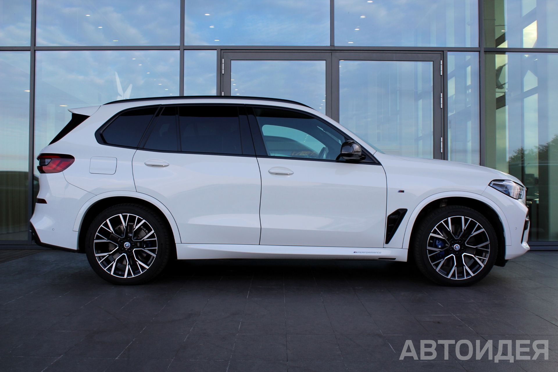 BMW X5 M50d Белоснежный неметаллик фото 3